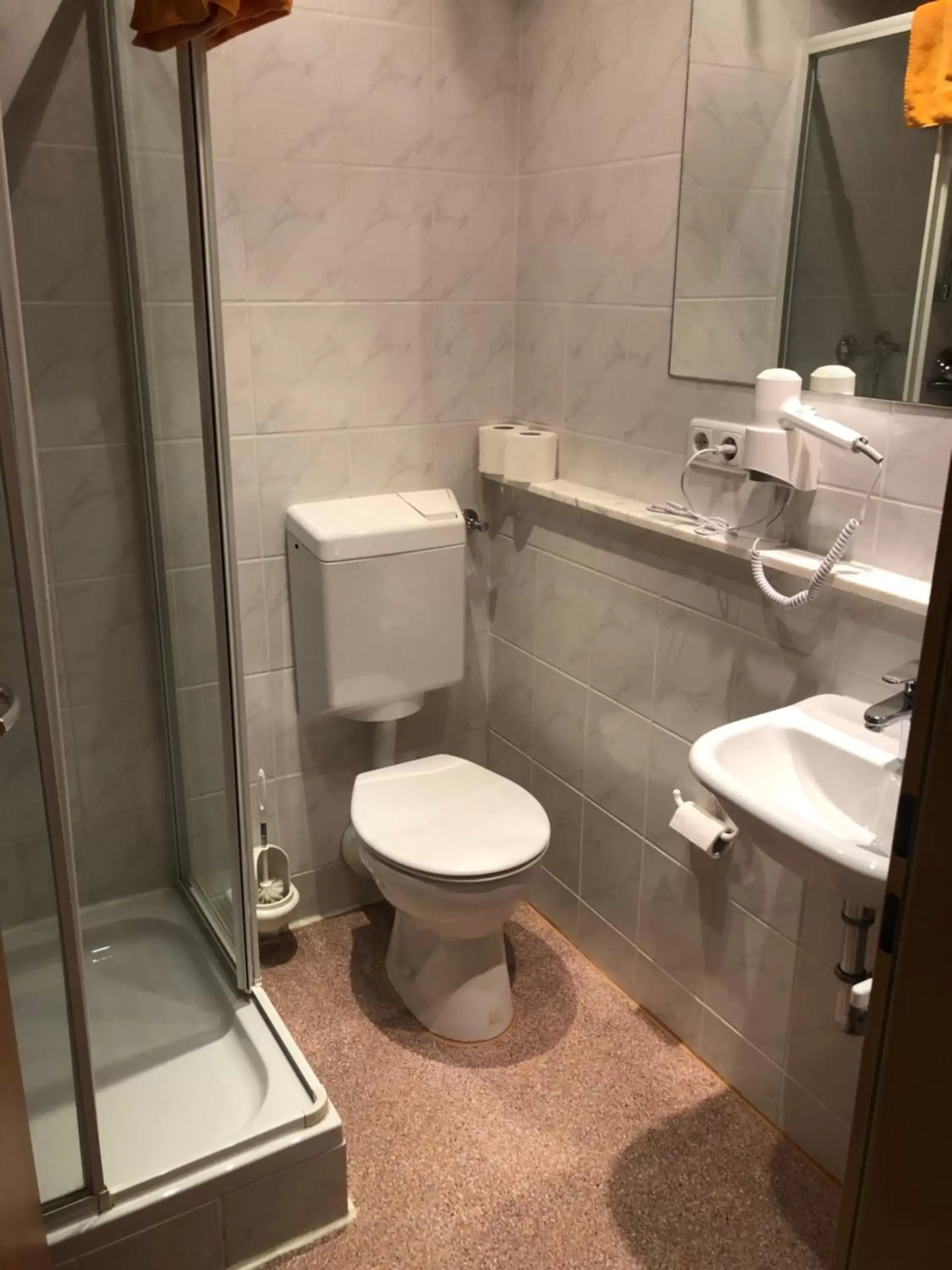 Single Room with Shower - single occupancy in Landhotel Müller im Donautal Single Room with Shower - single occupancy in Landhotel Müller im Donautal