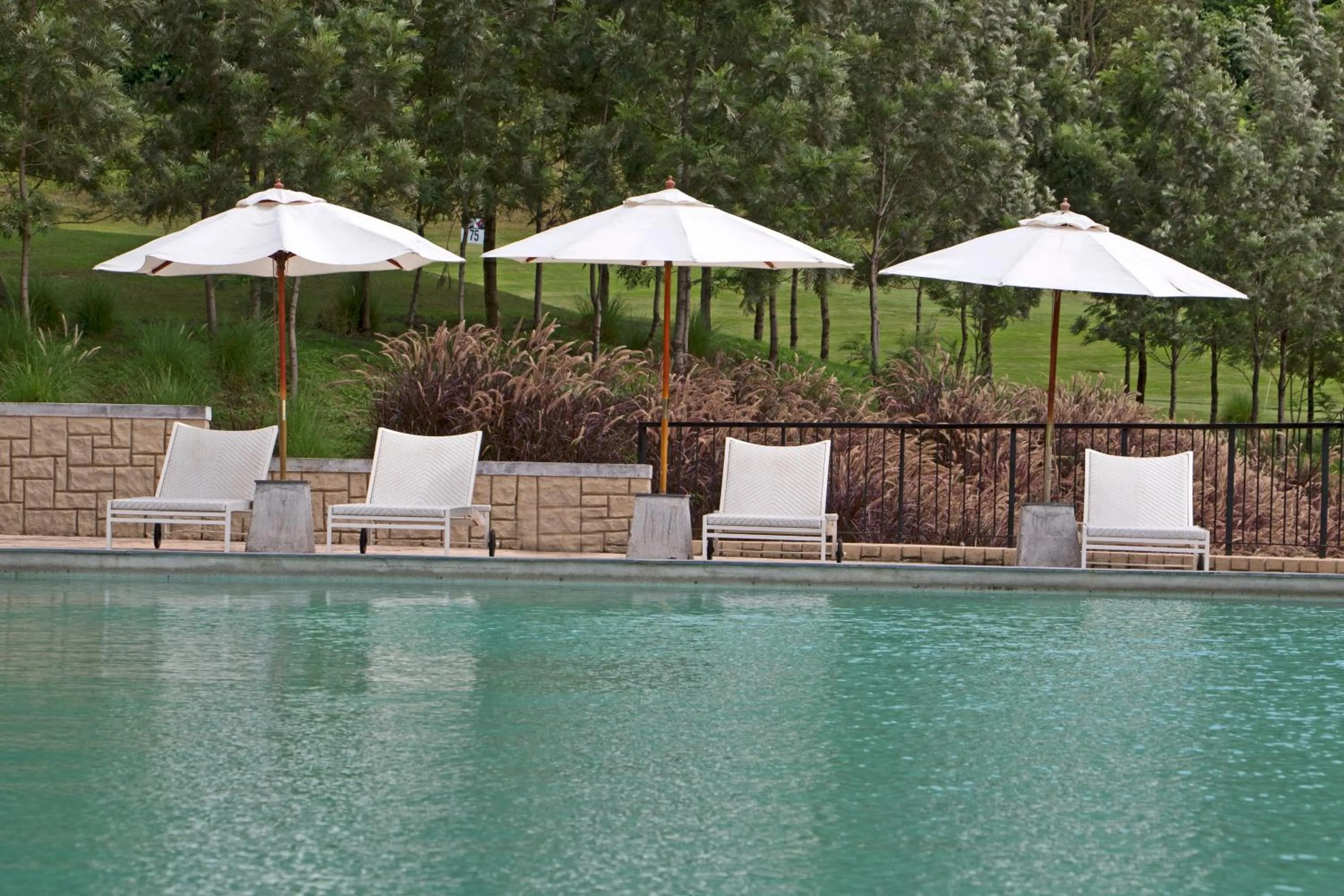 Swimming pool in Oxford Golf Resort