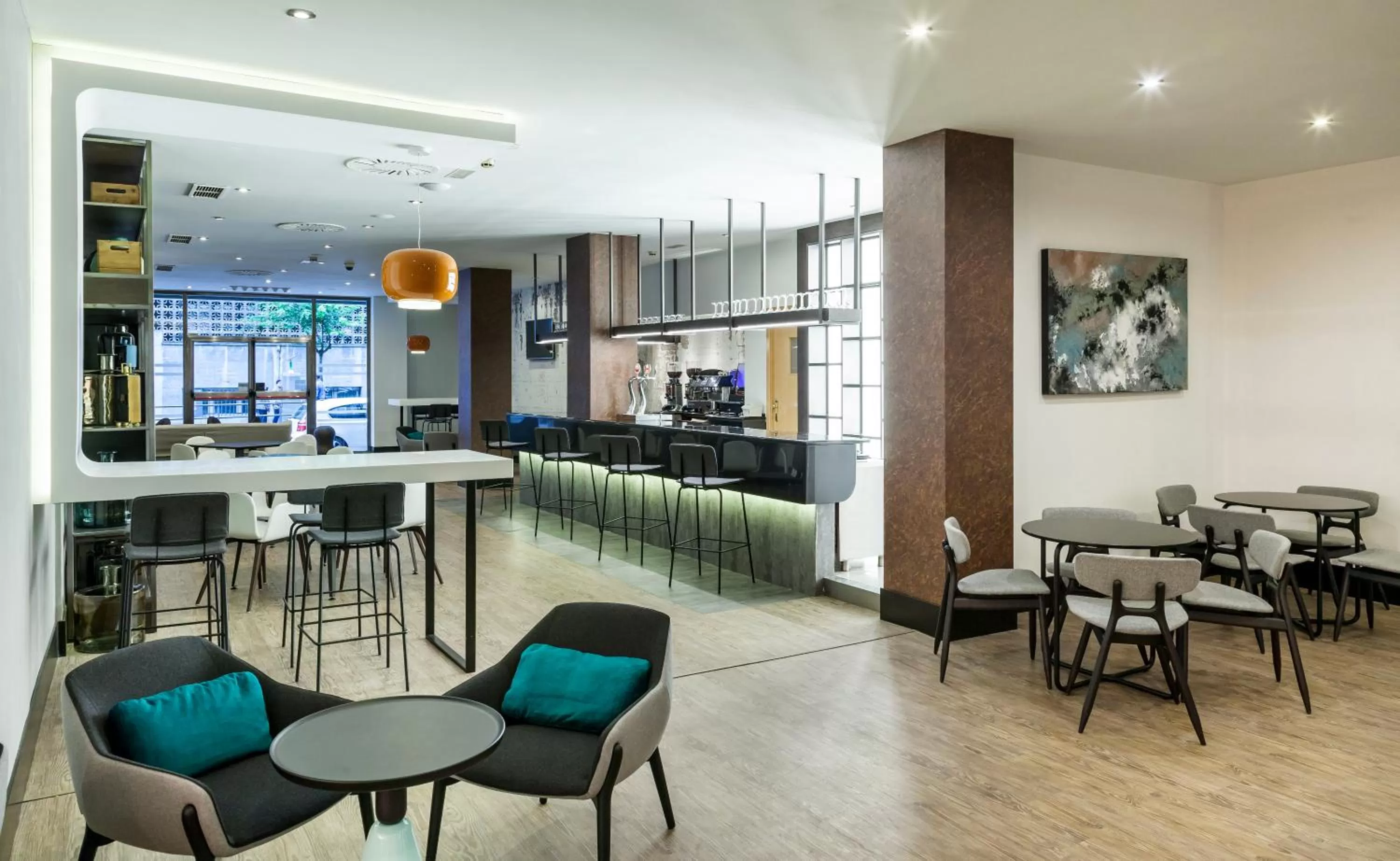 Lounge or bar in Hotel Ilunion Bilbao