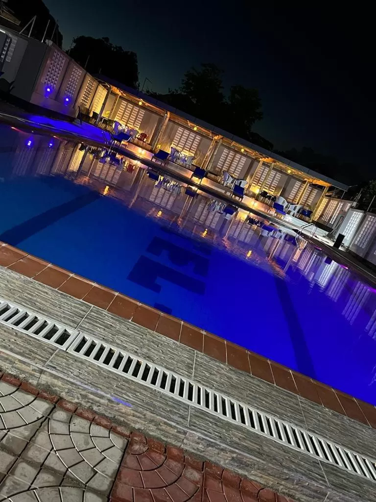 Swimming pool in Jakicha Motel