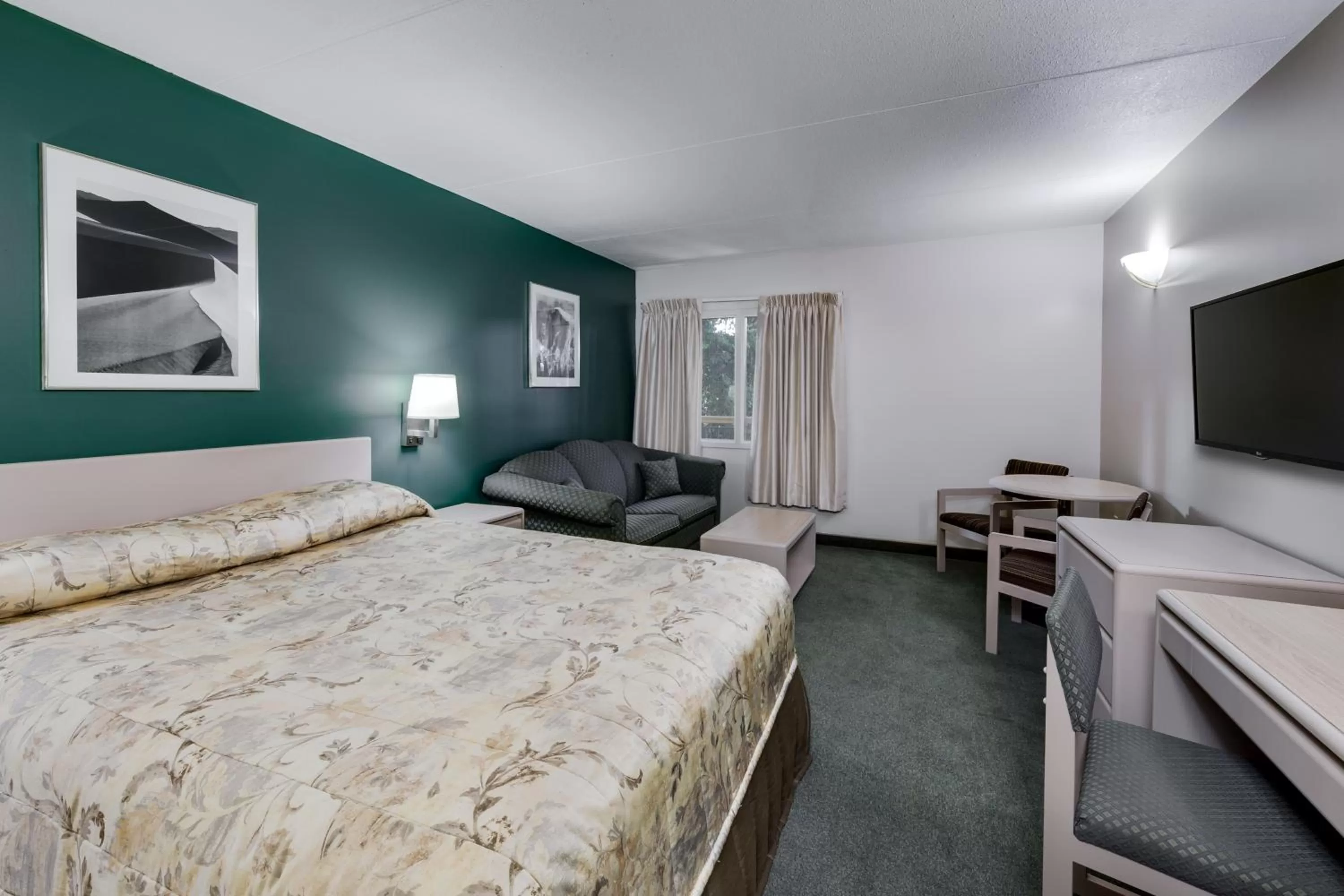 Bed in Heritage Inn Hotel & Convention Centre - Taber