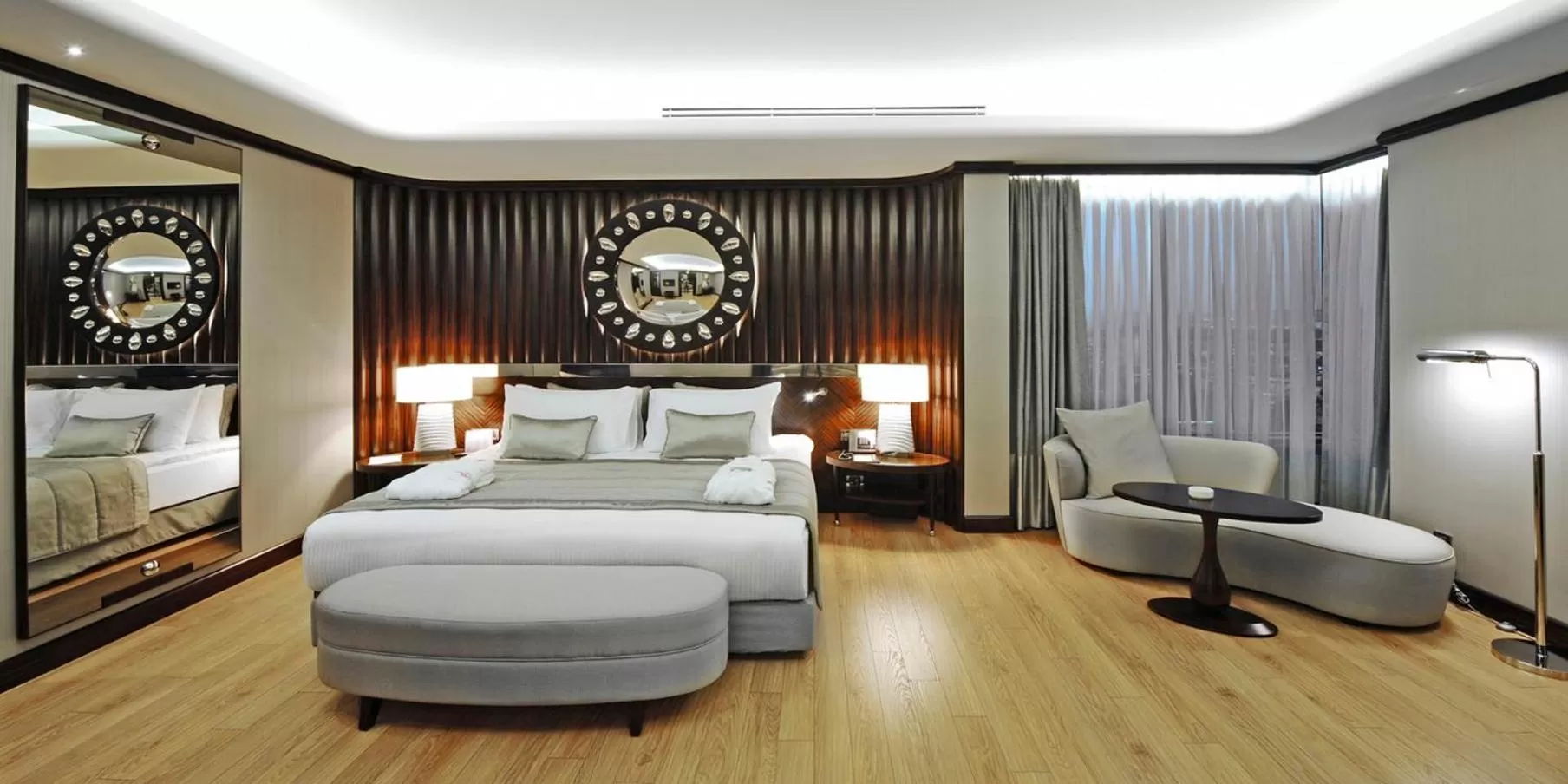 Photo of the whole room, Bed in Crowne Plaza Bursa Convention Center & Thermal Spa by IHG