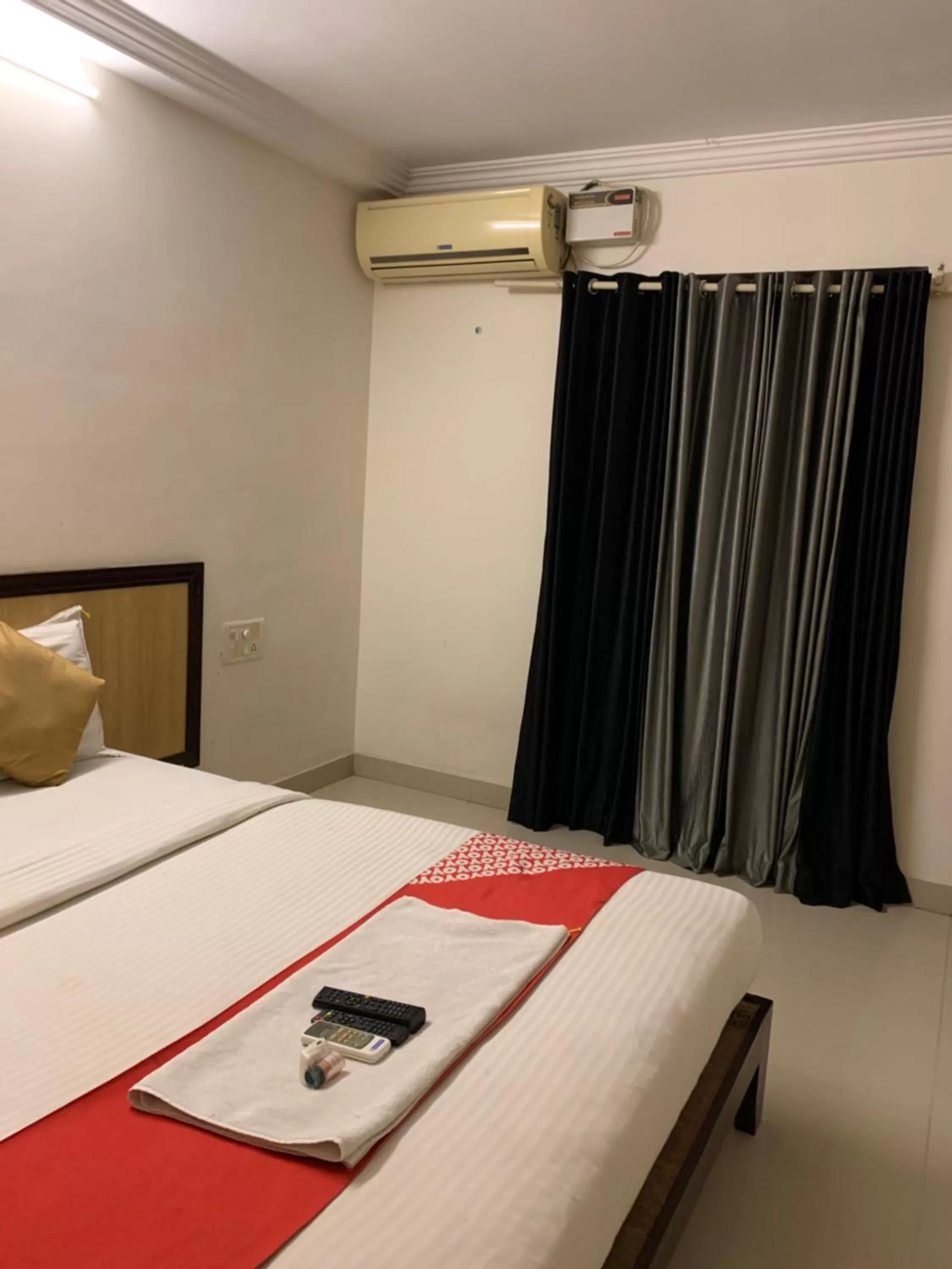 Bed in Hotel Half Moon Chennai