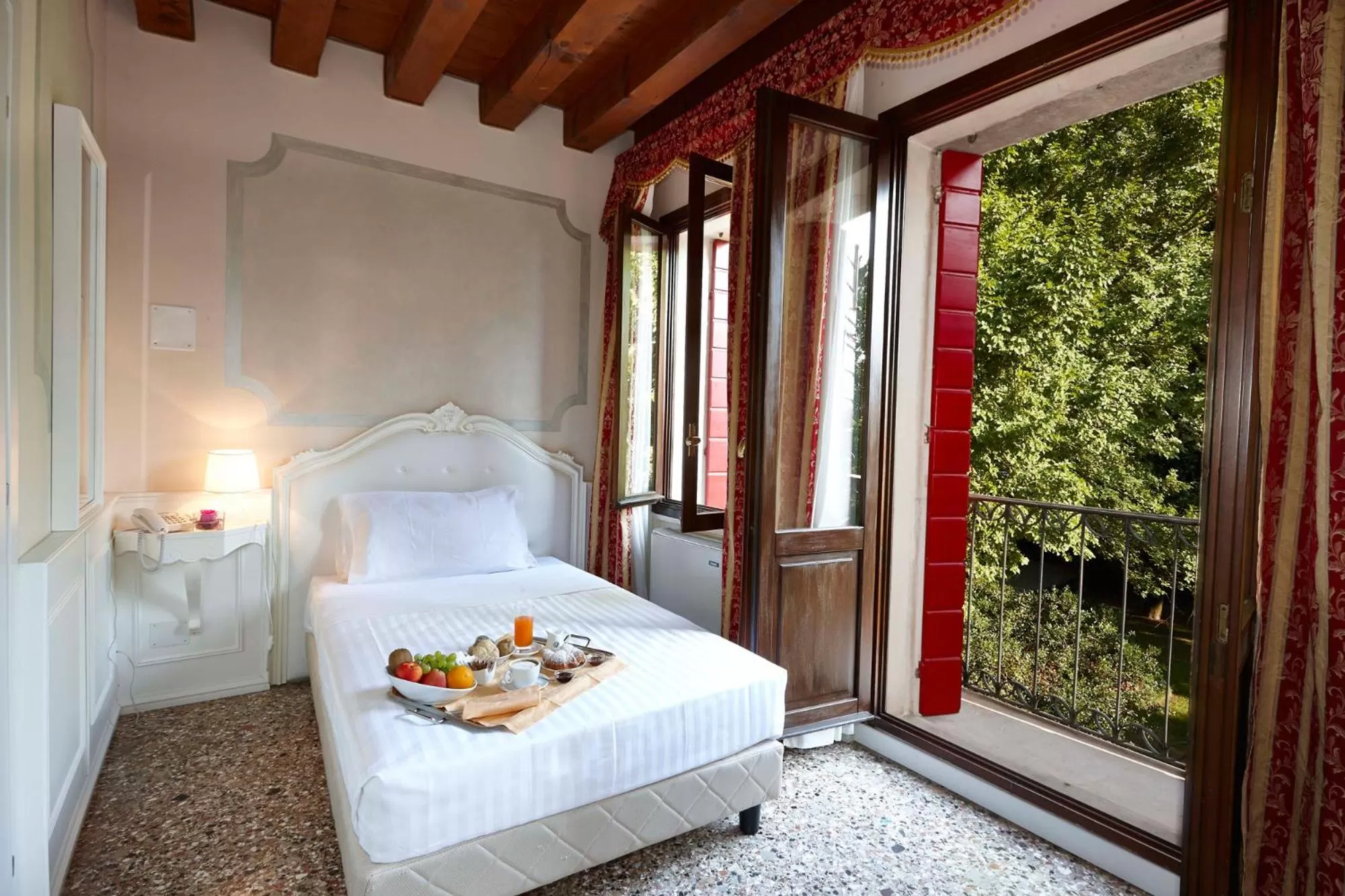 Balcony/Terrace, Bed in Hotel Villa Patriarca