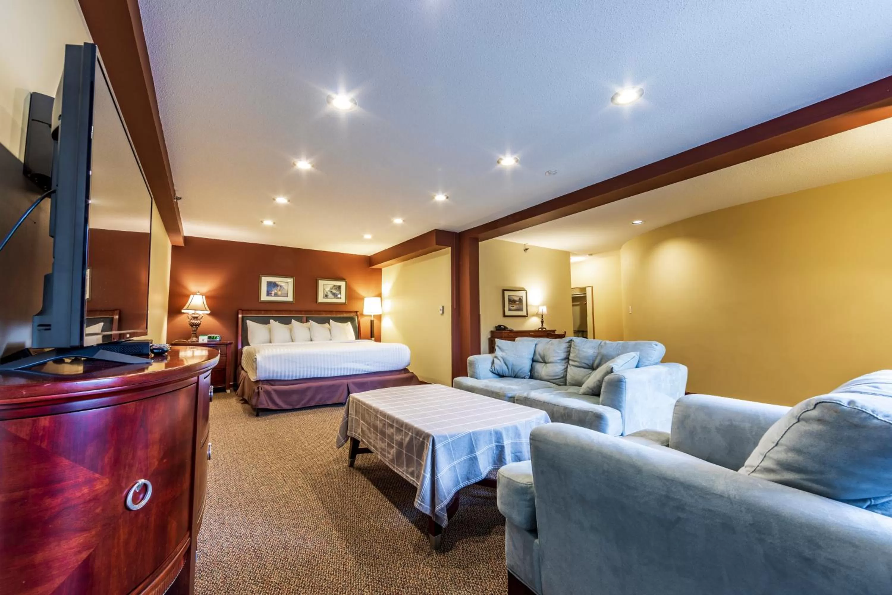 King Suite with Jetted Tub - Non-Smoking in Travelodge by Wyndham Parksville