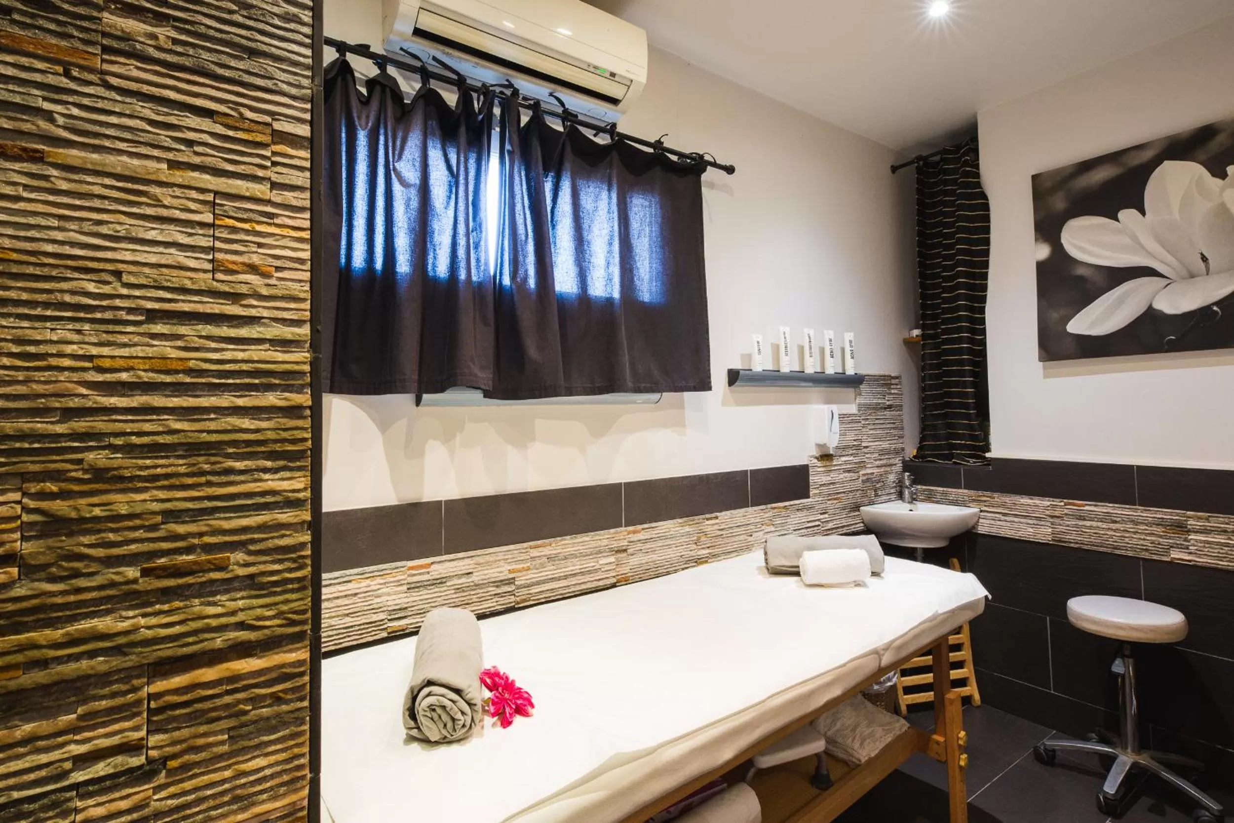 Massage in Hôtel Spa Restaurant La Madrague