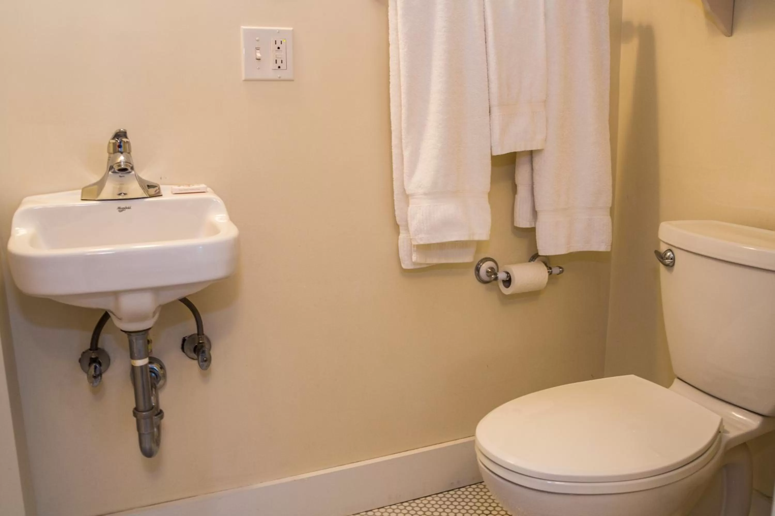 Toilet in Cranmore Inn