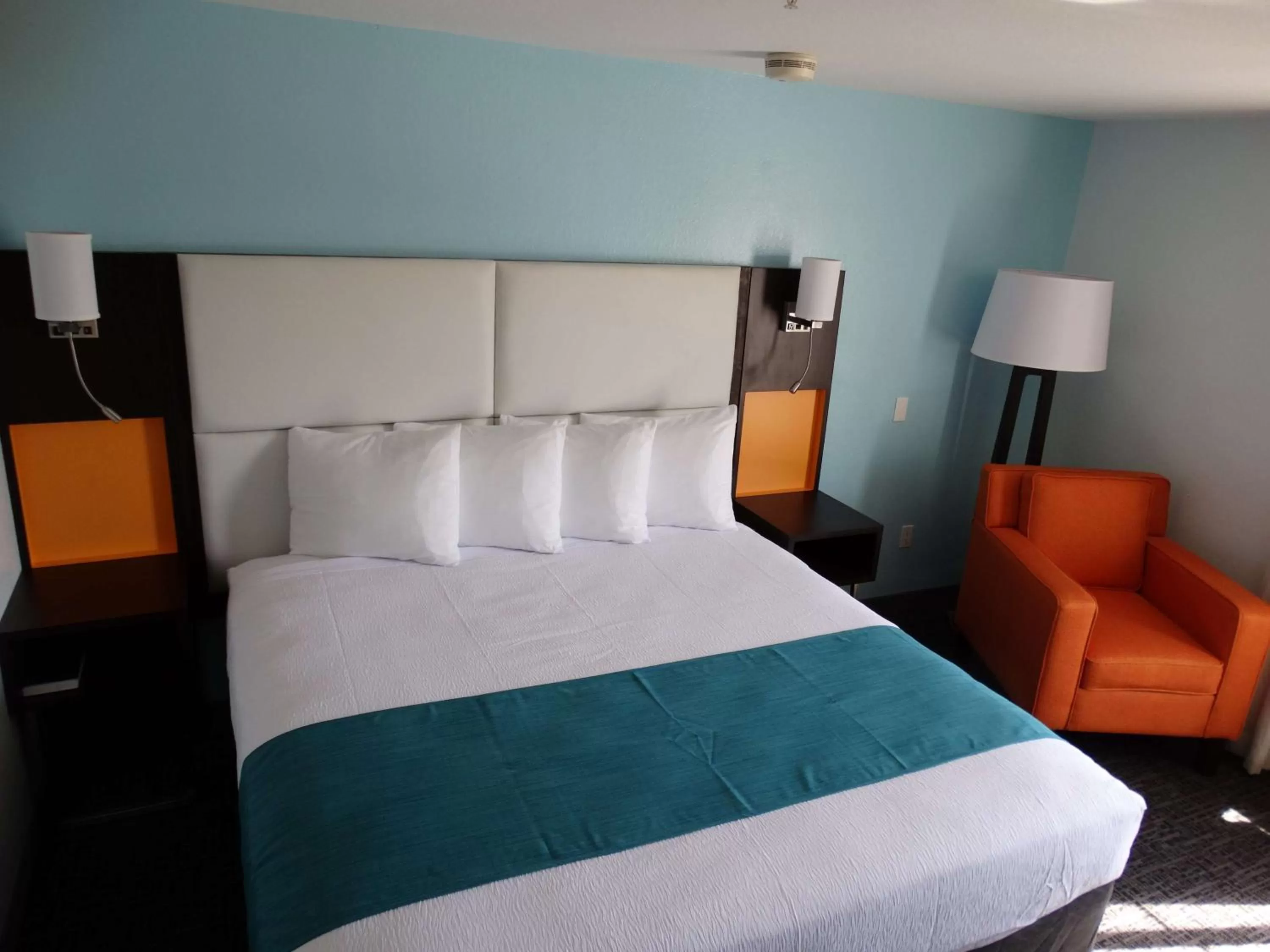 Photo of the whole room, Bed in Best Western Plus Orlando Lake Buena Vista South Inn & Suites