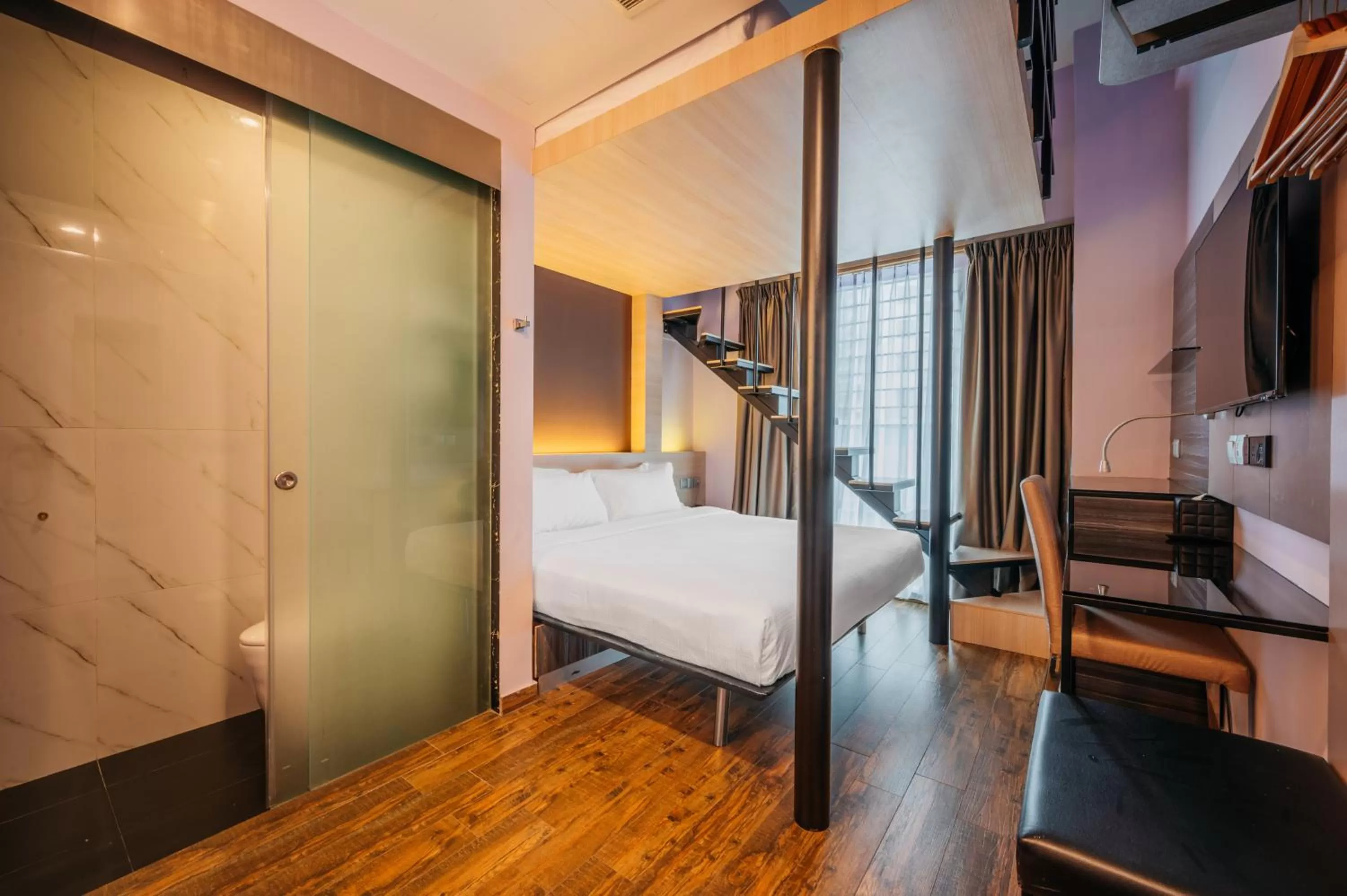 Photo of the whole room, Bed in Mercure Singapore Tyrwhitt