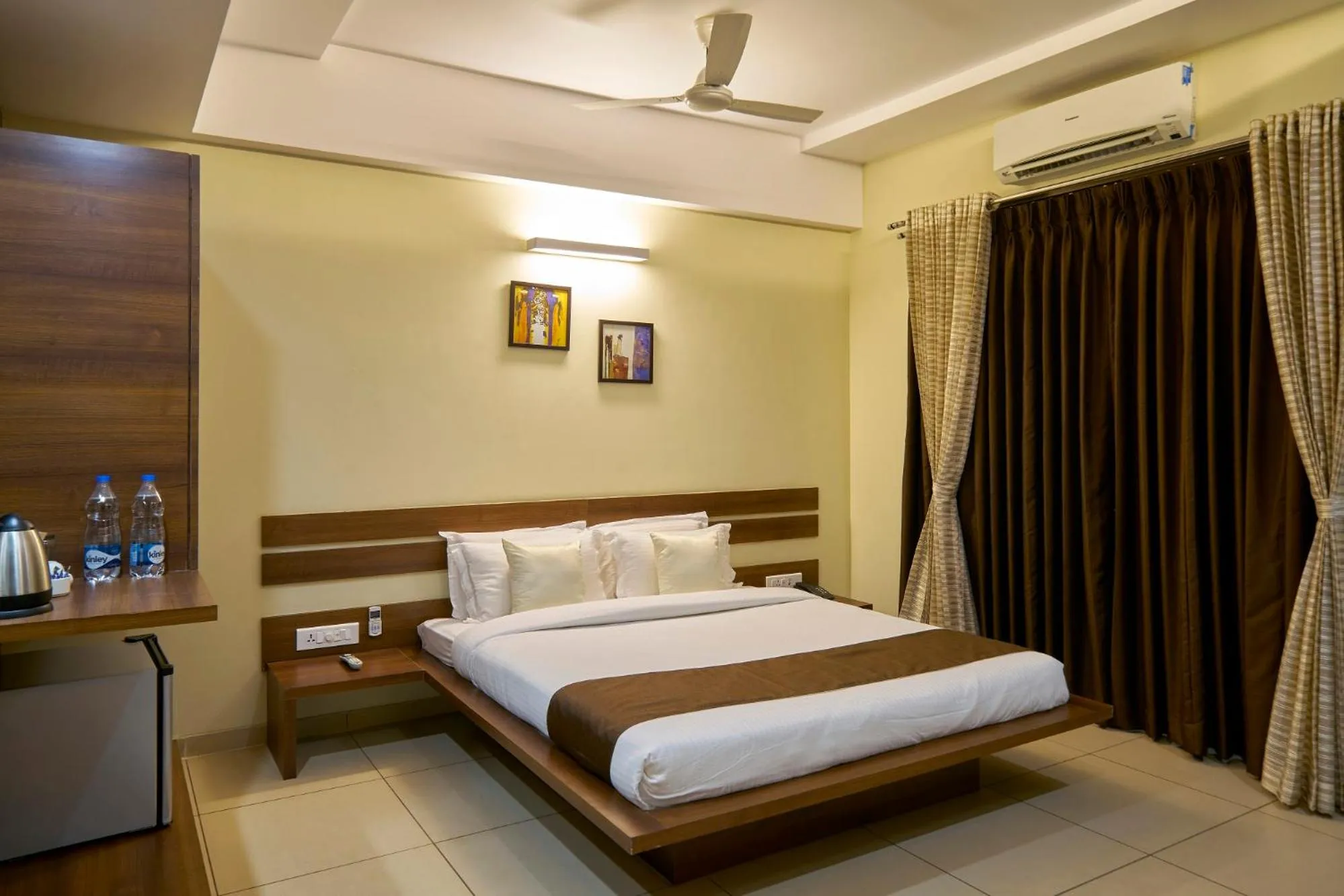 Bedroom, Bed in Hotel 3 Leaves NEAR CENTRAL BUS STAND