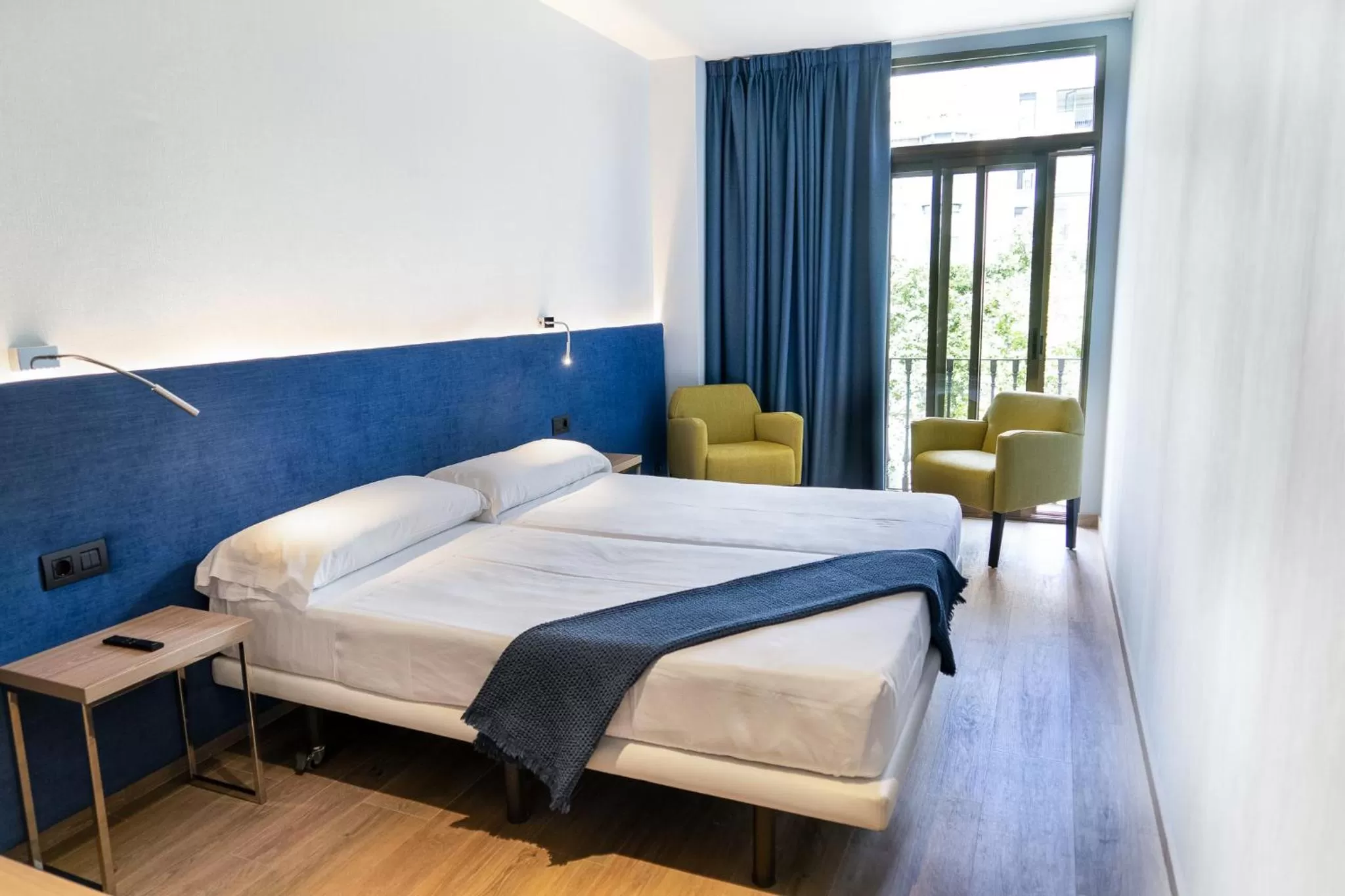 Photo of the whole room, Bed in Caledonian