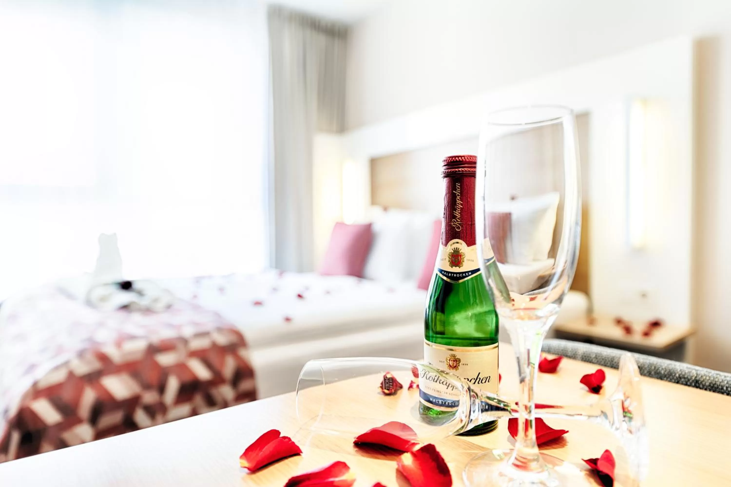 Drinks, Bed in Best Western Plus Welcome Hotel Frankfurt