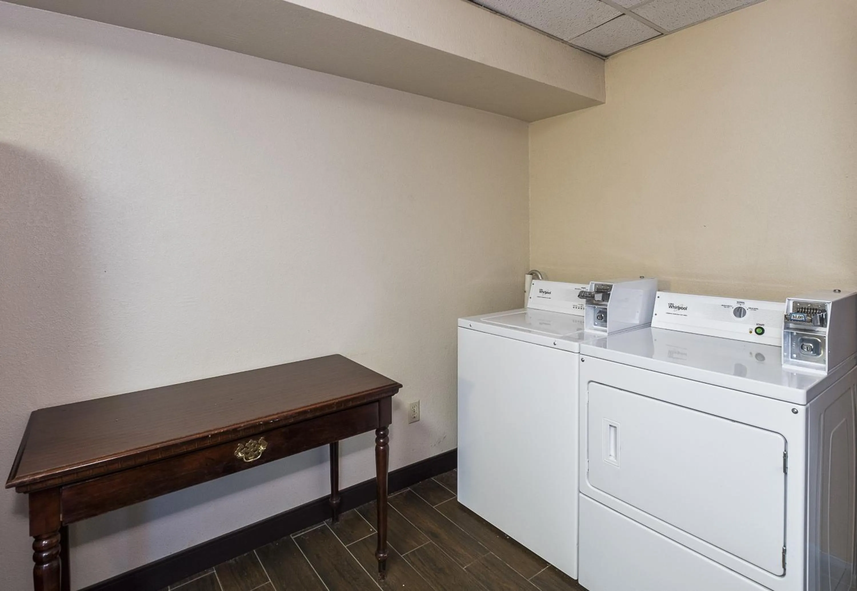 laundry in Red Roof Inn & Suites Hermitage