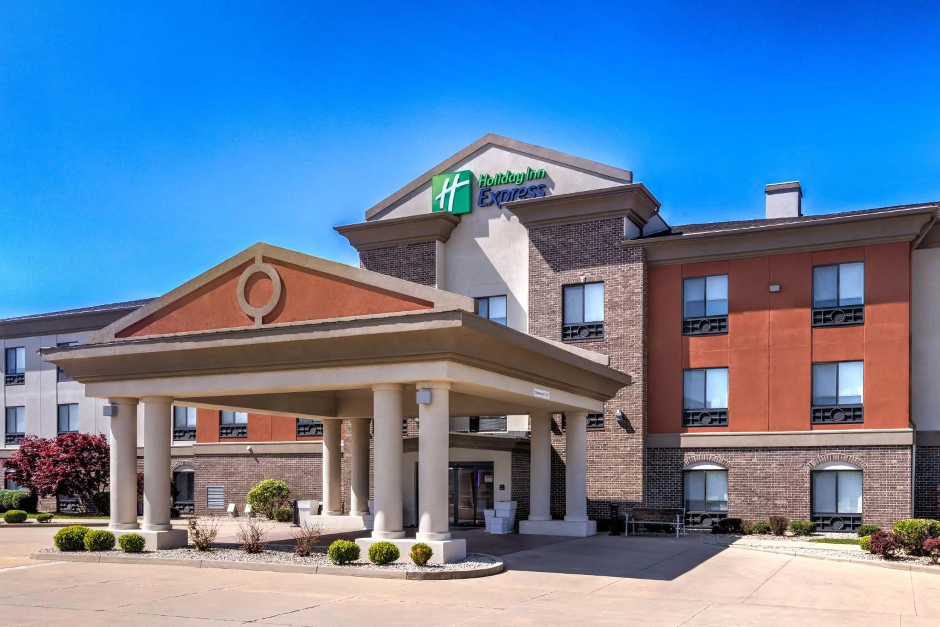 Property building in Holiday Inn Express & Suites Shelbyville Indianapolis by IHG
