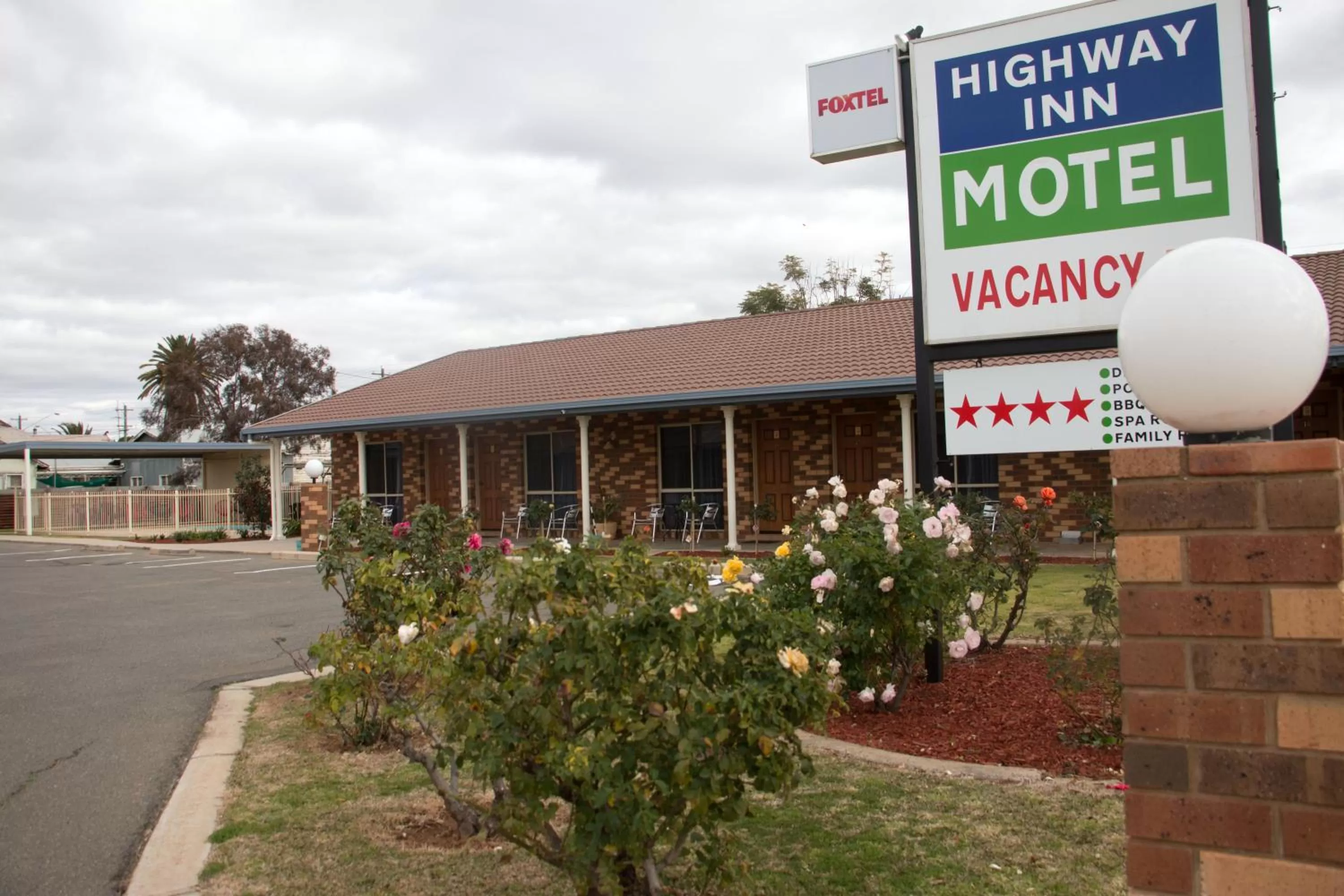 Facade/entrance in Highway Inn Motel