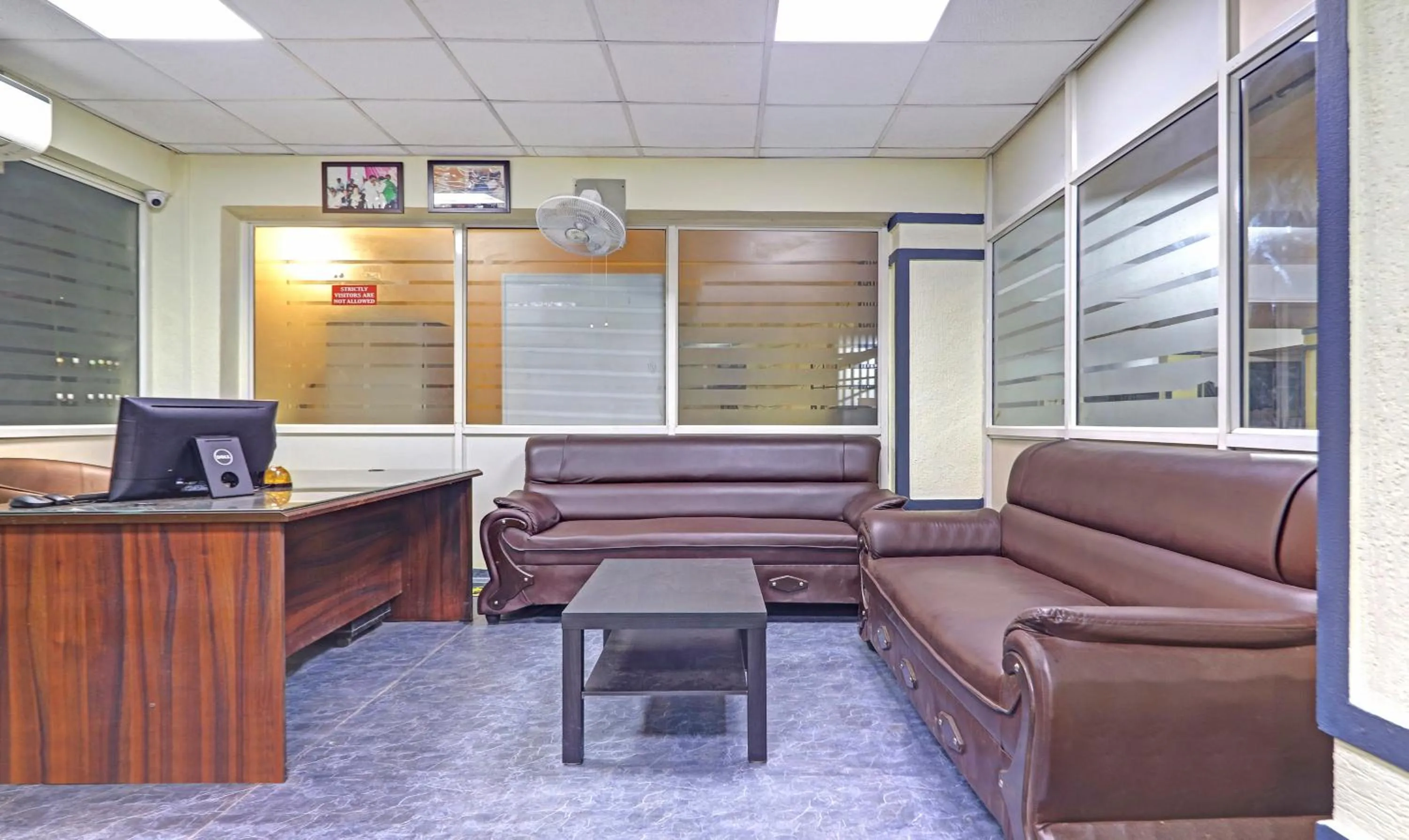 Seating area in OYO 10595 Hotel Mirras