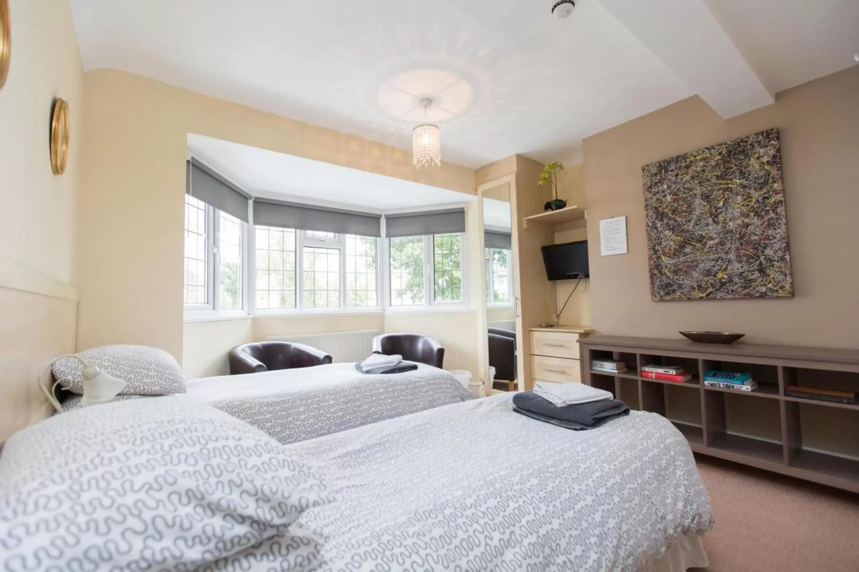Standard Twin Room in Station Approach Solihull Cabin Stays Standard Twin Room in Station Approach Solihull Cabin Stays