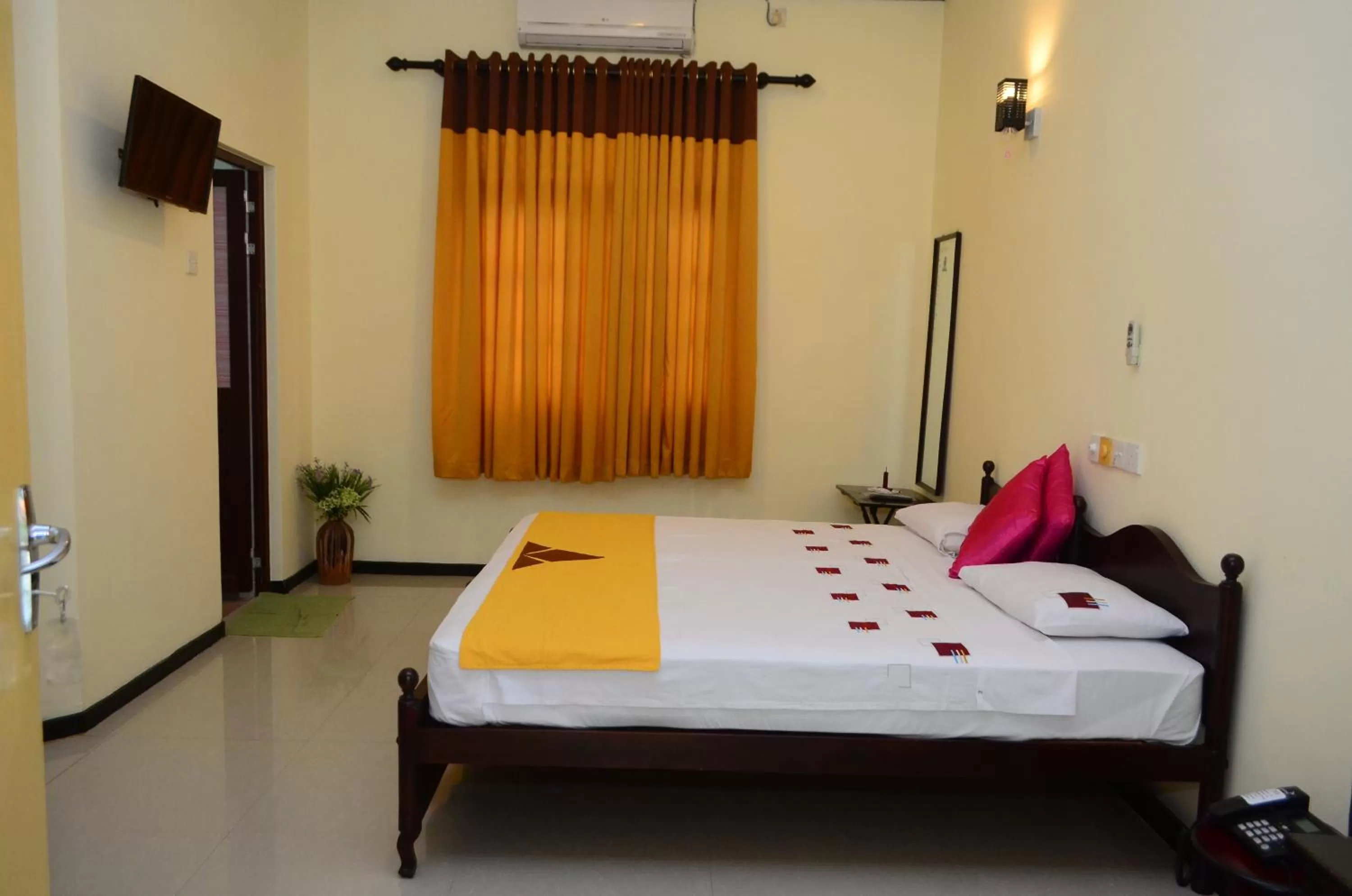 Photo of the whole room, Bed in Jayasinghe Holiday Resort