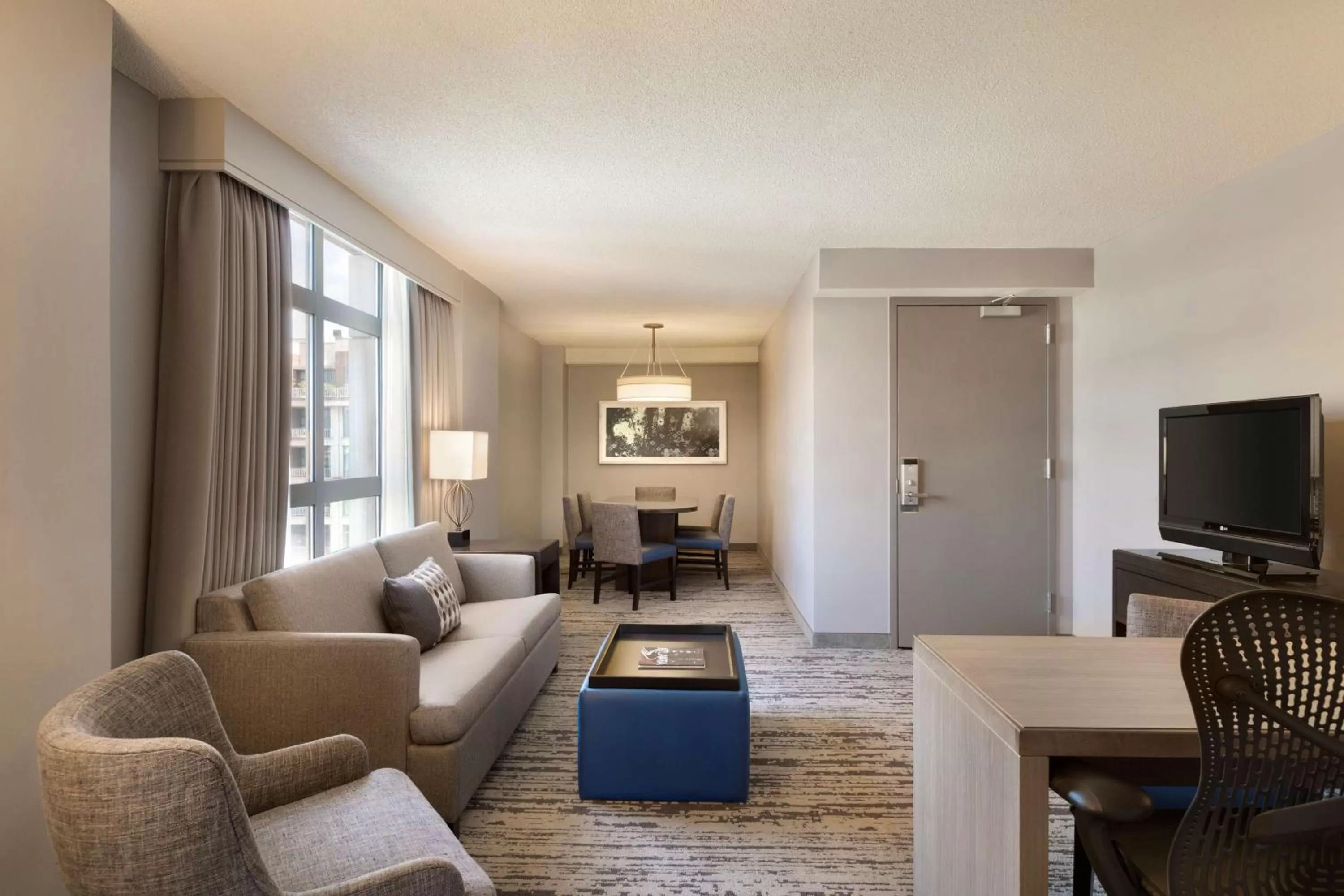 Living room in Embassy Suites by Hilton Atlanta at Centennial Olympic Park