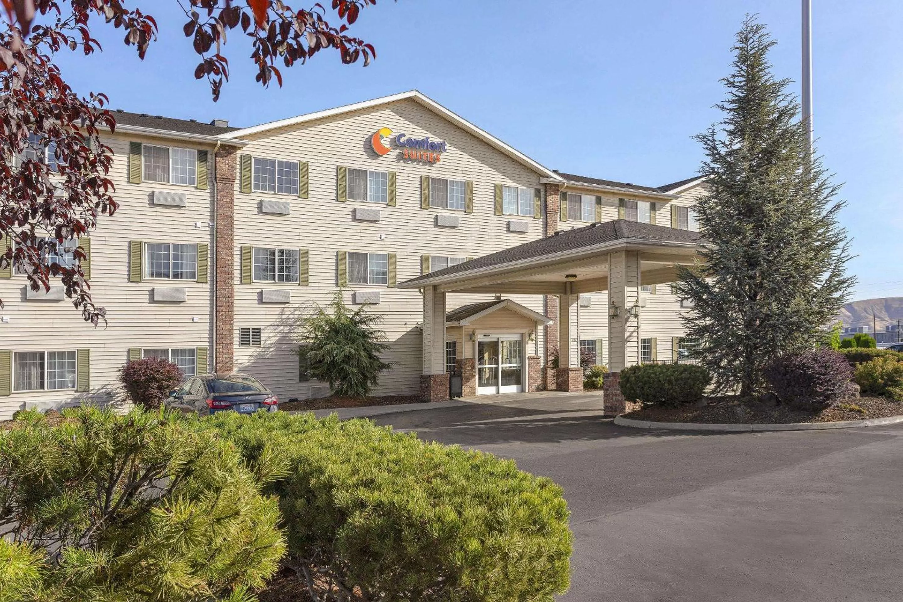 Property building in Comfort Suites Yakima