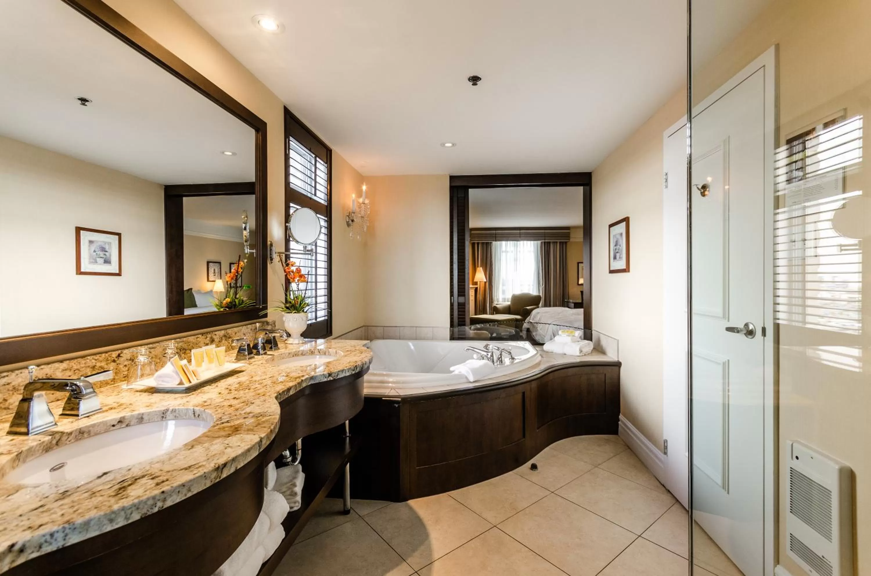 Bathroom, Bed in Le St-Martin Hotel & Suites