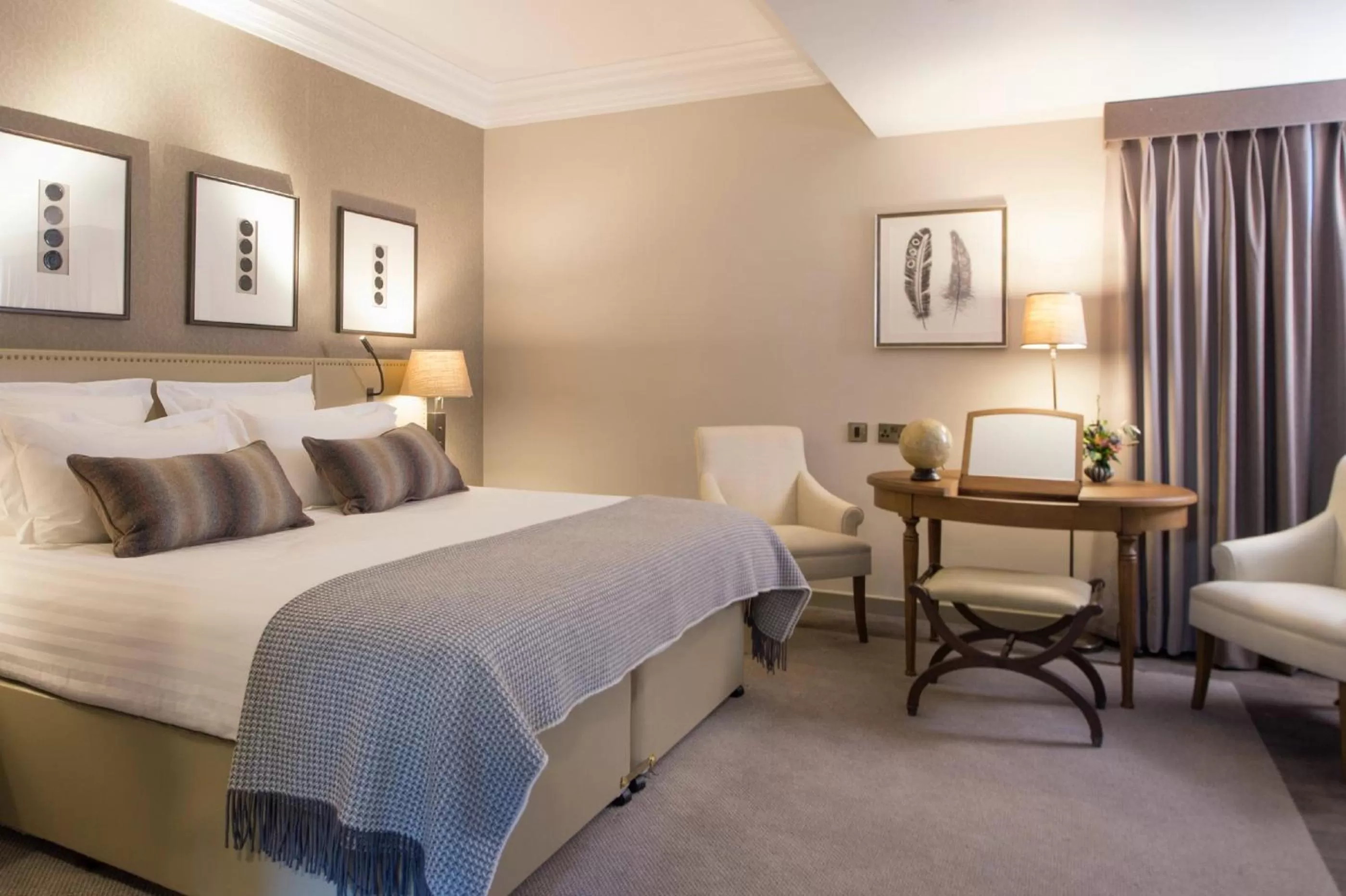 Seating area, Bed in InterContinental Edinburgh The George by IHG