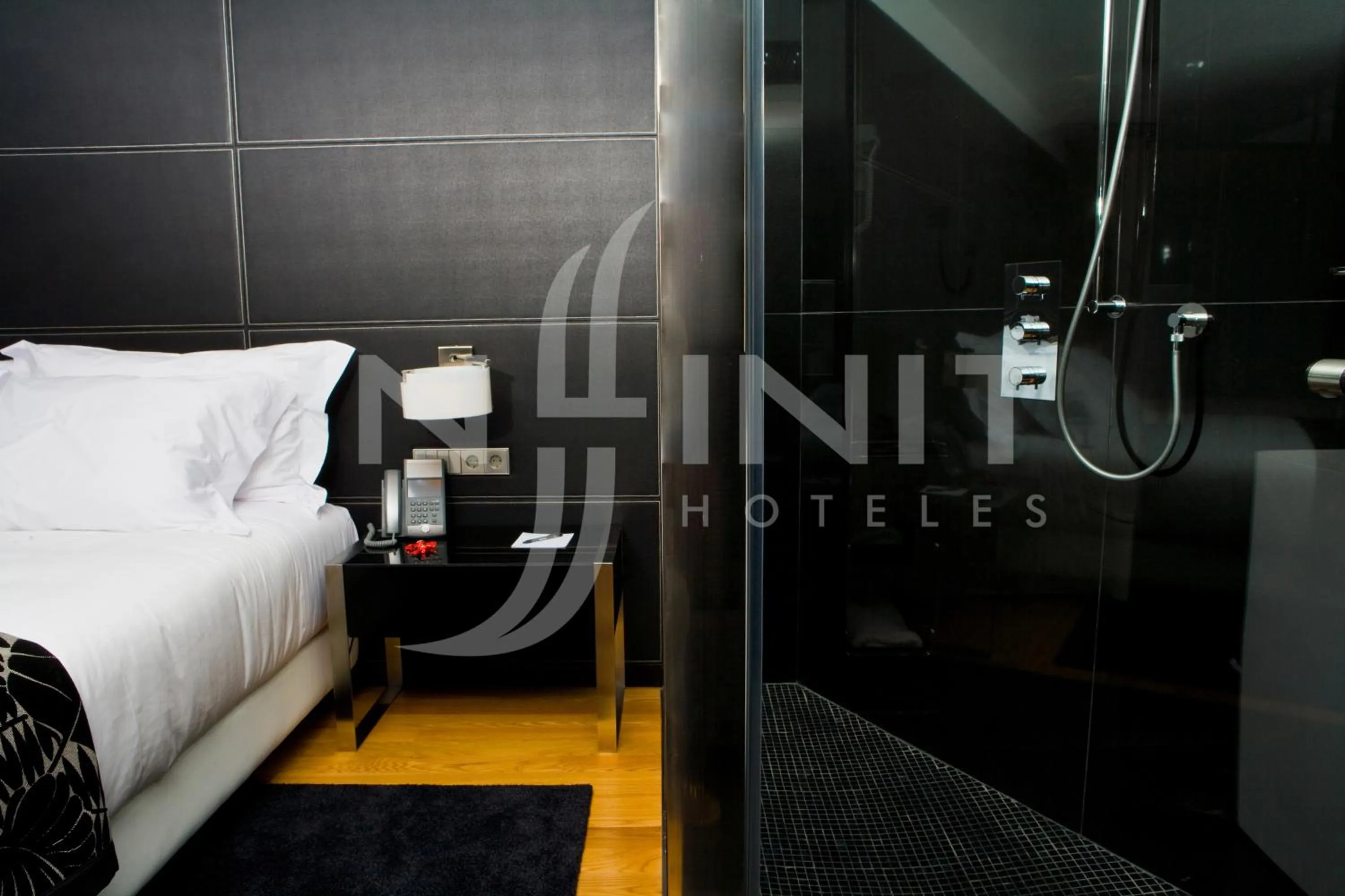 Shower, Bed in Hotel Inffinit