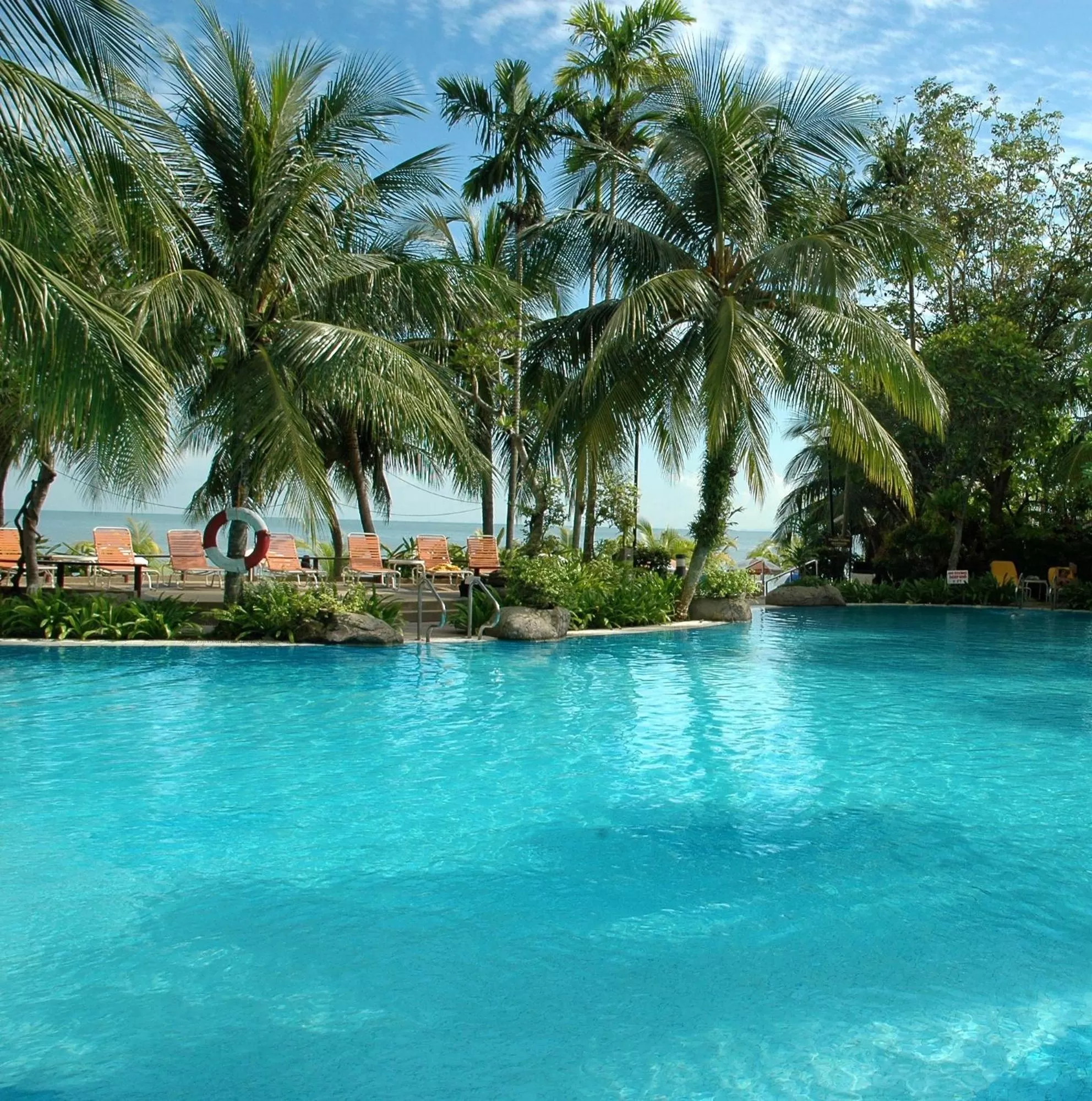 Swimming pool in Rainbow Paradise Beach Resort