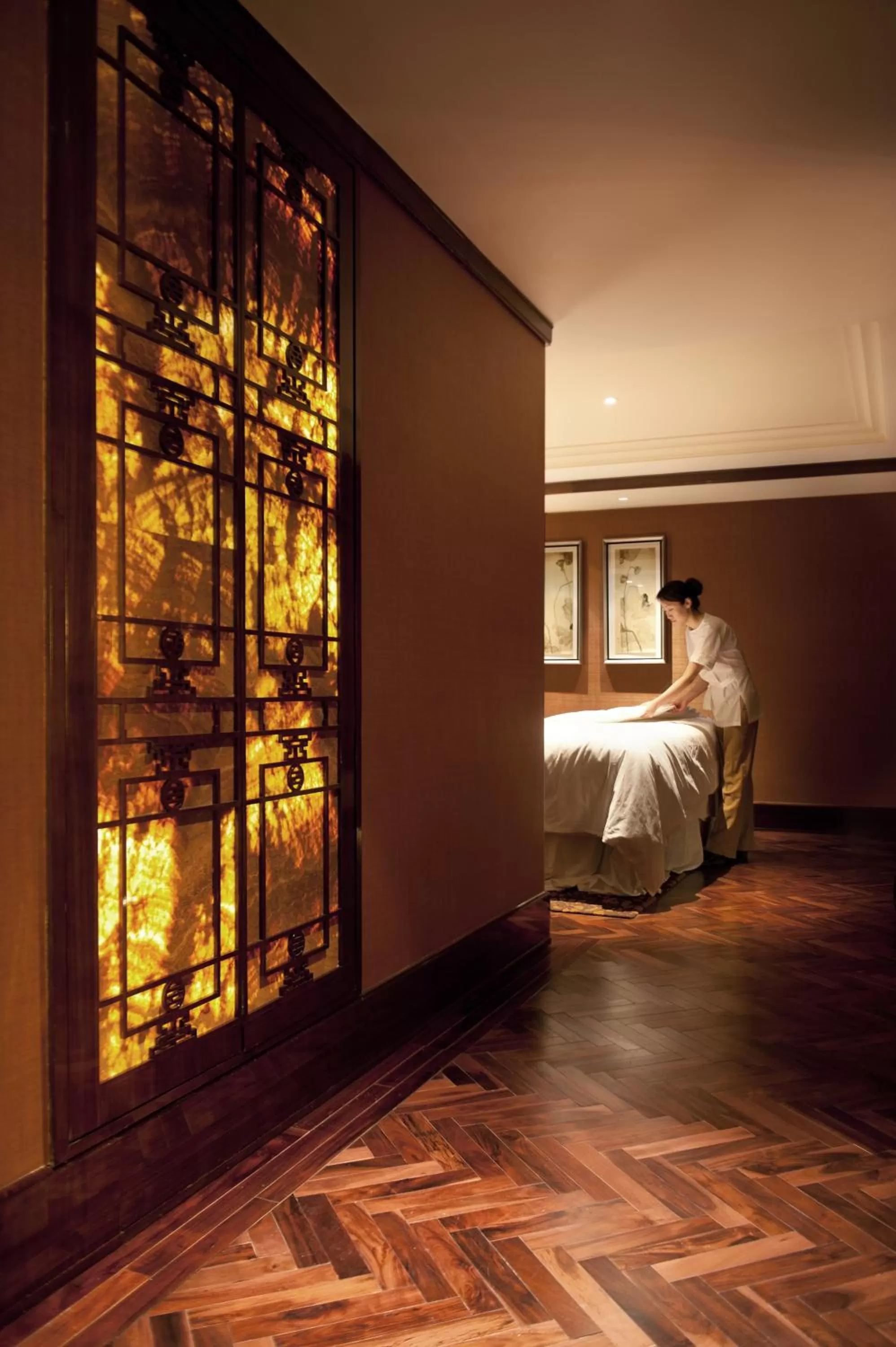 Massage, Bed in Fairmont Peace Hotel on the Bund