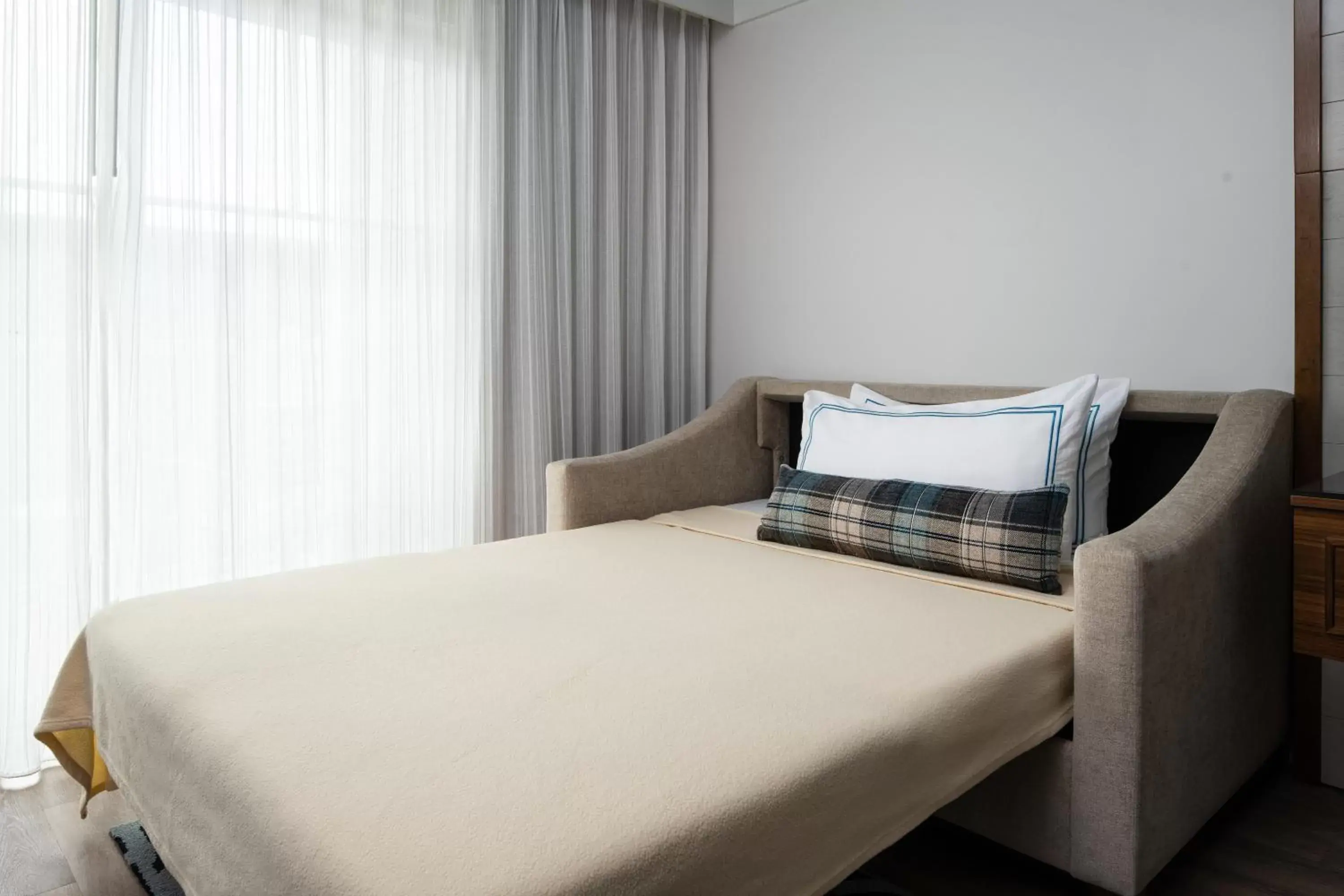 King Urban View ADA Tub in Beaufort Hotel King Urban View ADA Tub in Beaufort Hotel