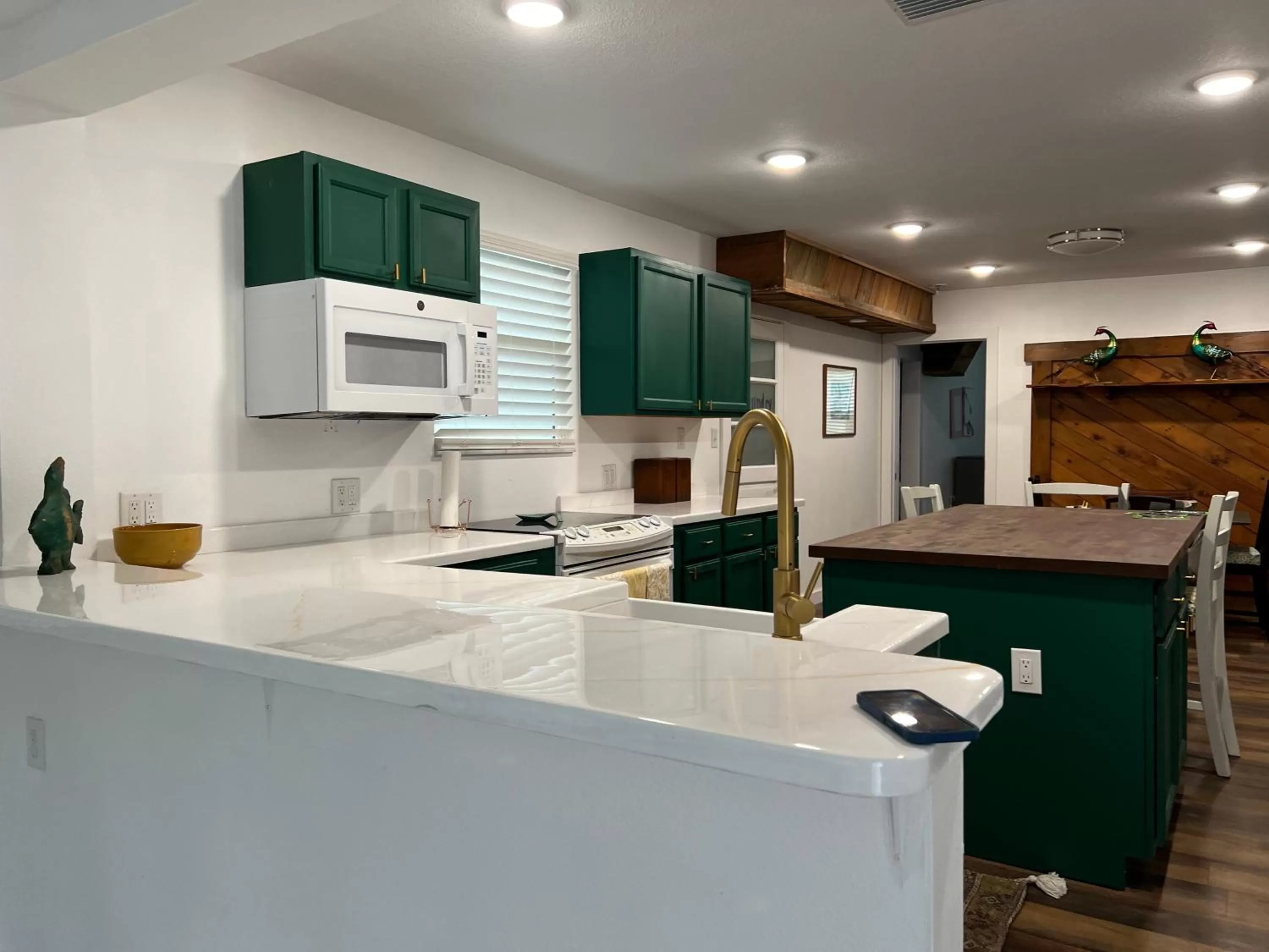 Kitchen or kitchenette in Nature Coast Inn & Cottages