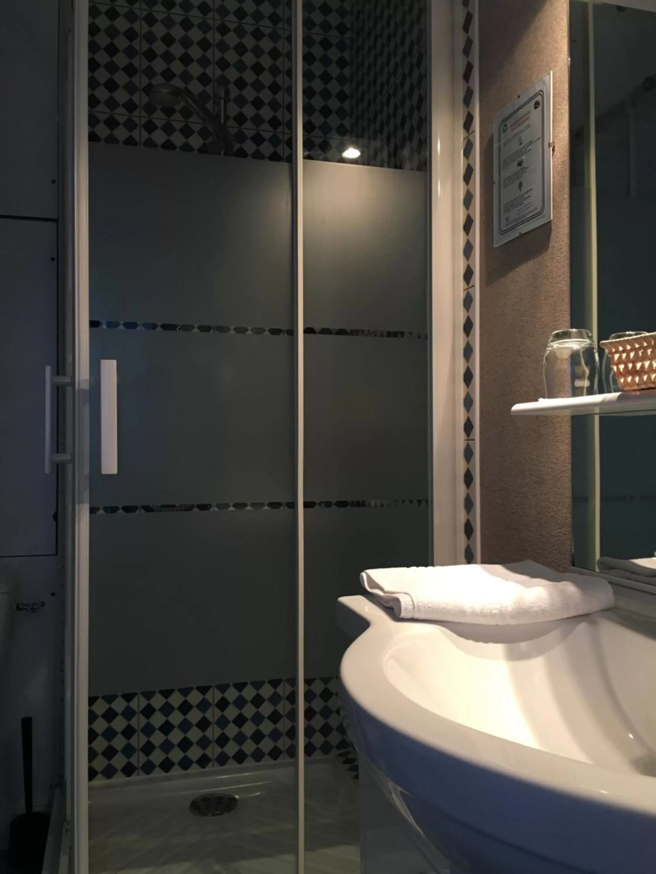 Bathroom in Lys Hôtel