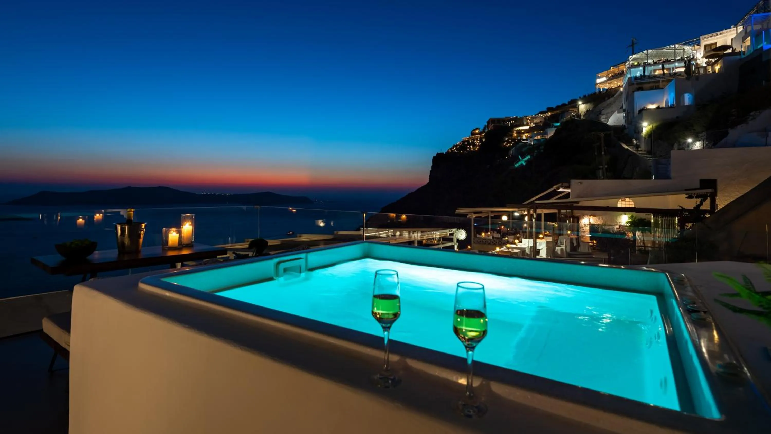 Hot Tub in Daydream Luxury Suites