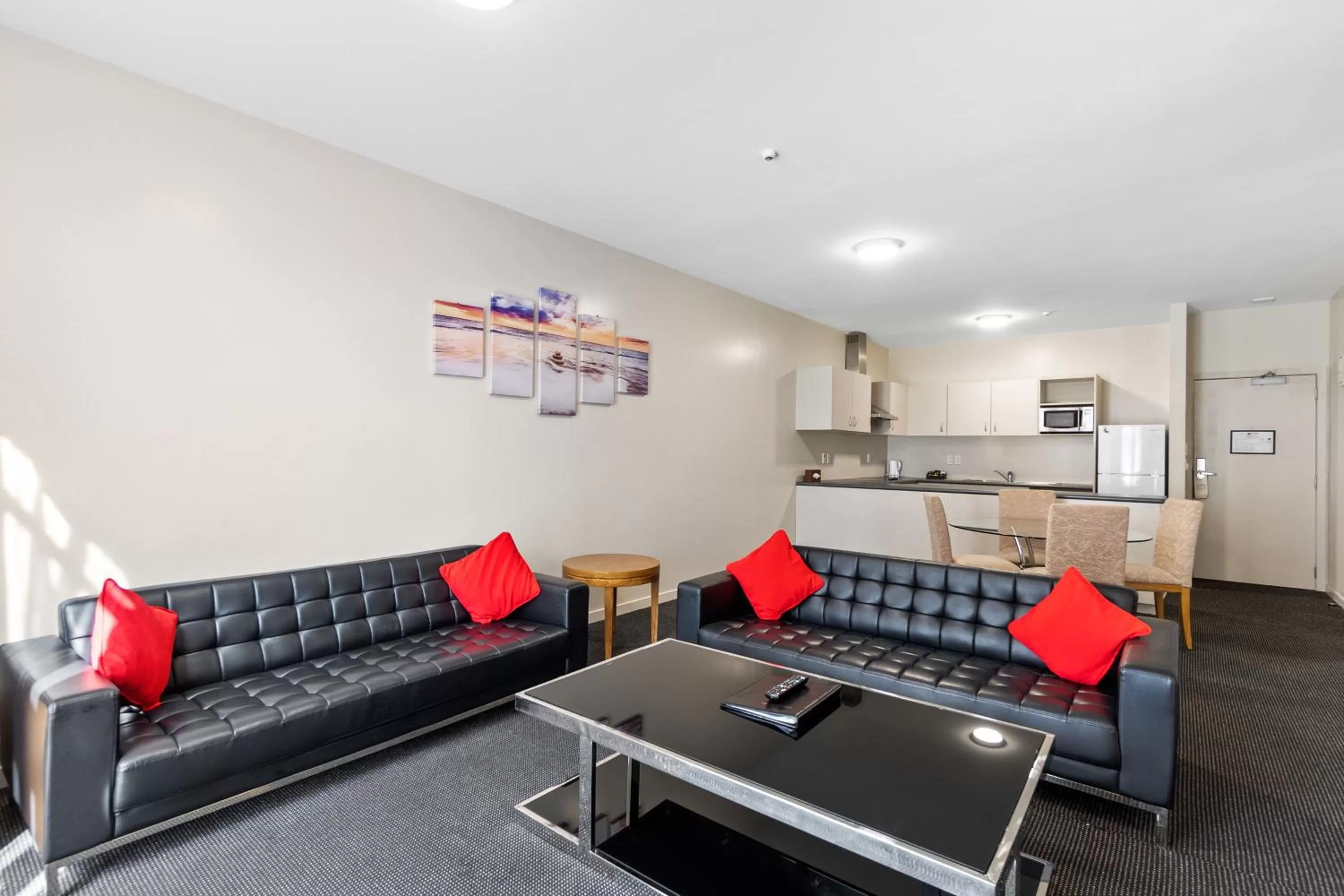 Photo of the whole room in Ramada by Wyndham, Hamilton City Center