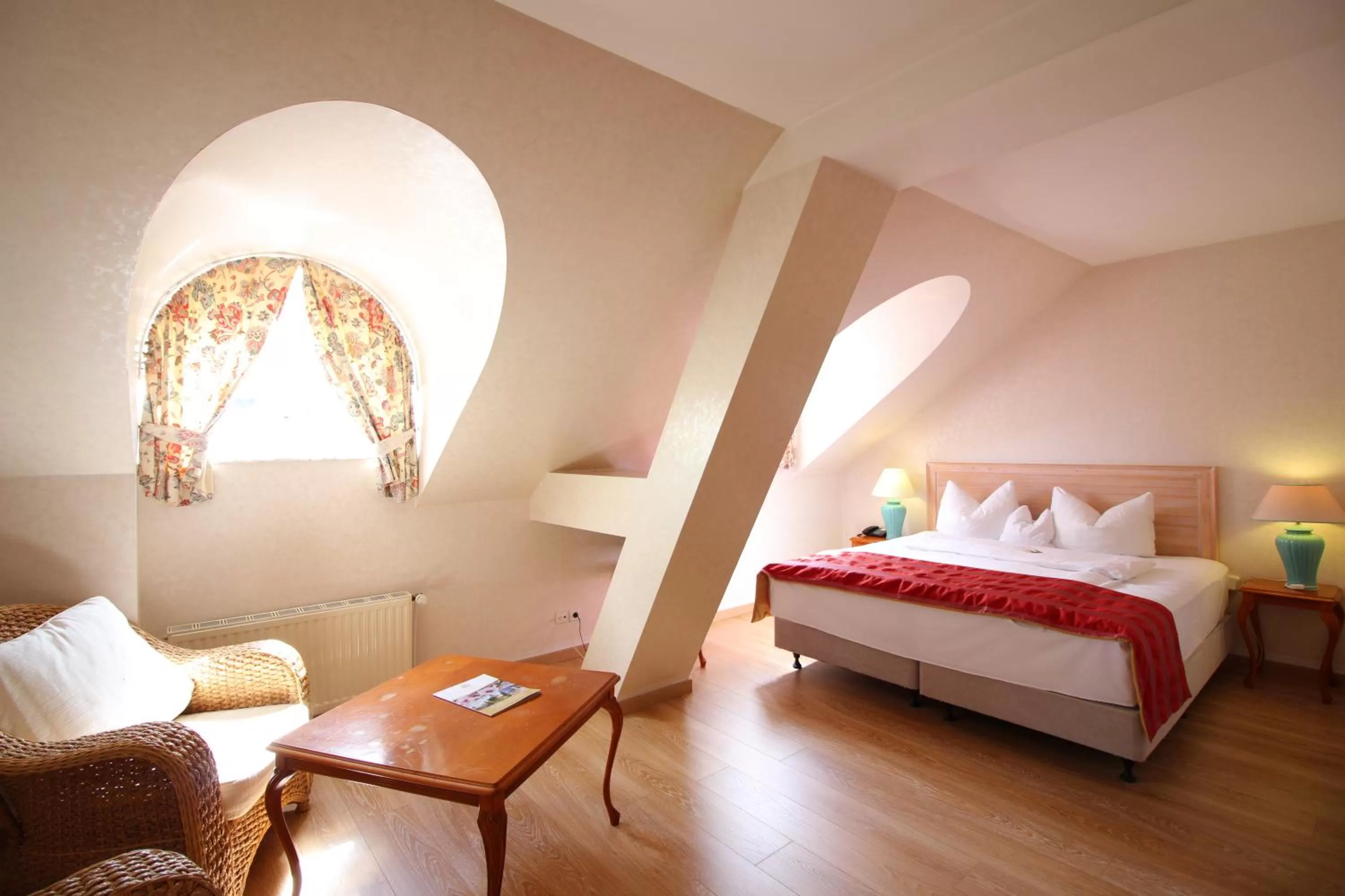 Seating area, Bed in Hotel Am Mühlenteich