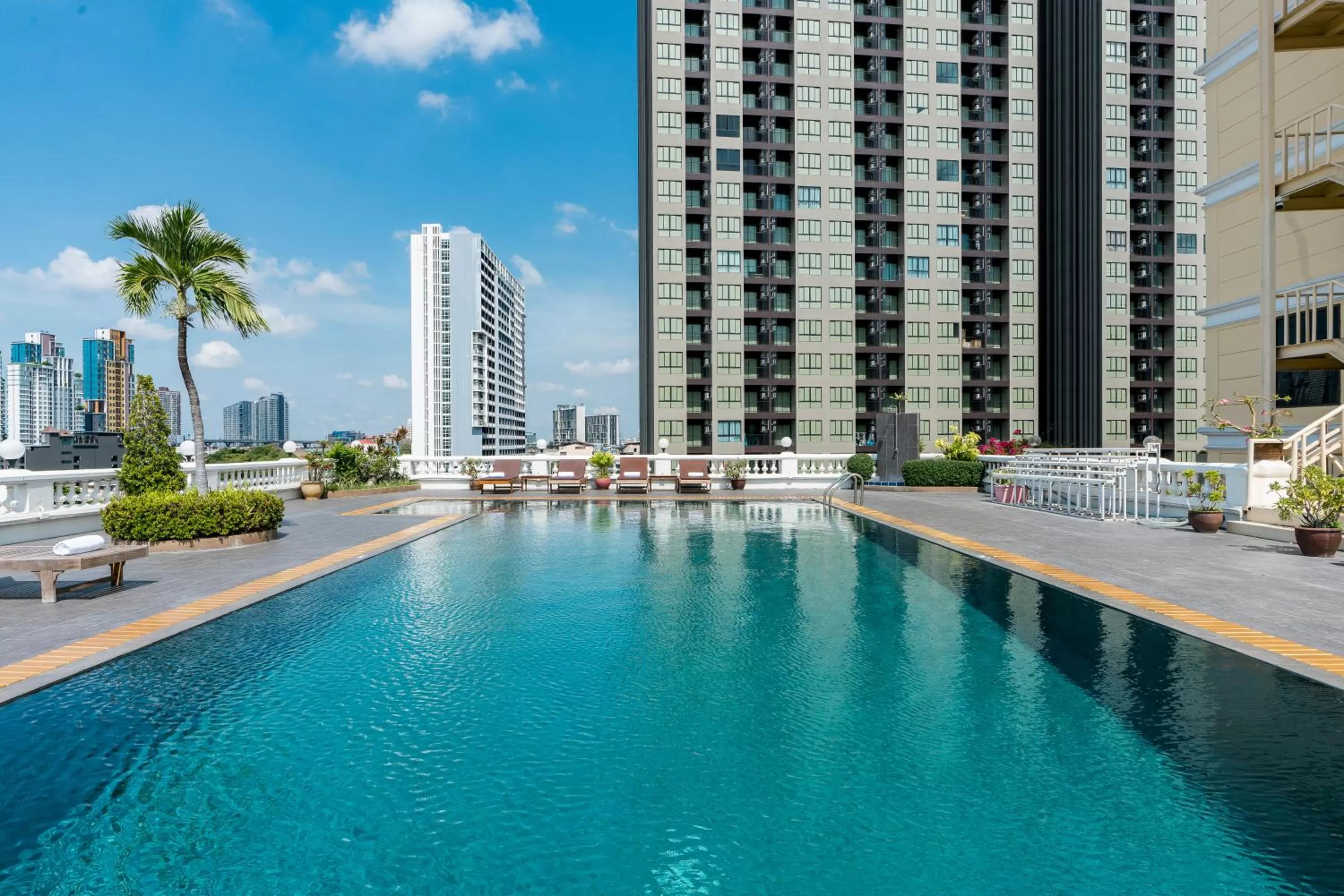 Swimming pool in Niran Grand Hotel