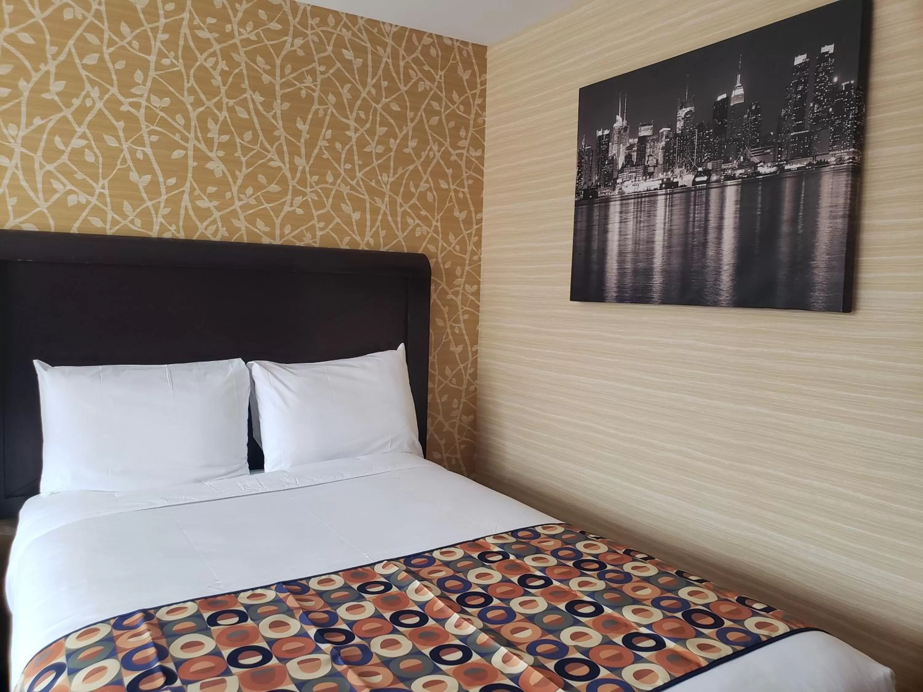 Bedroom, Bed in Elmhurst Hotel