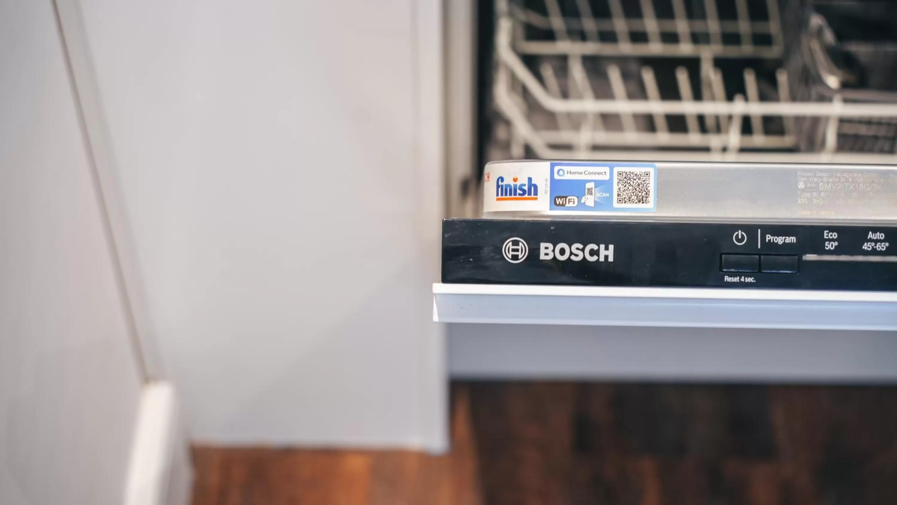 Kitchen or kitchenette, TV/Entertainment Center in The Avonmore Olympia