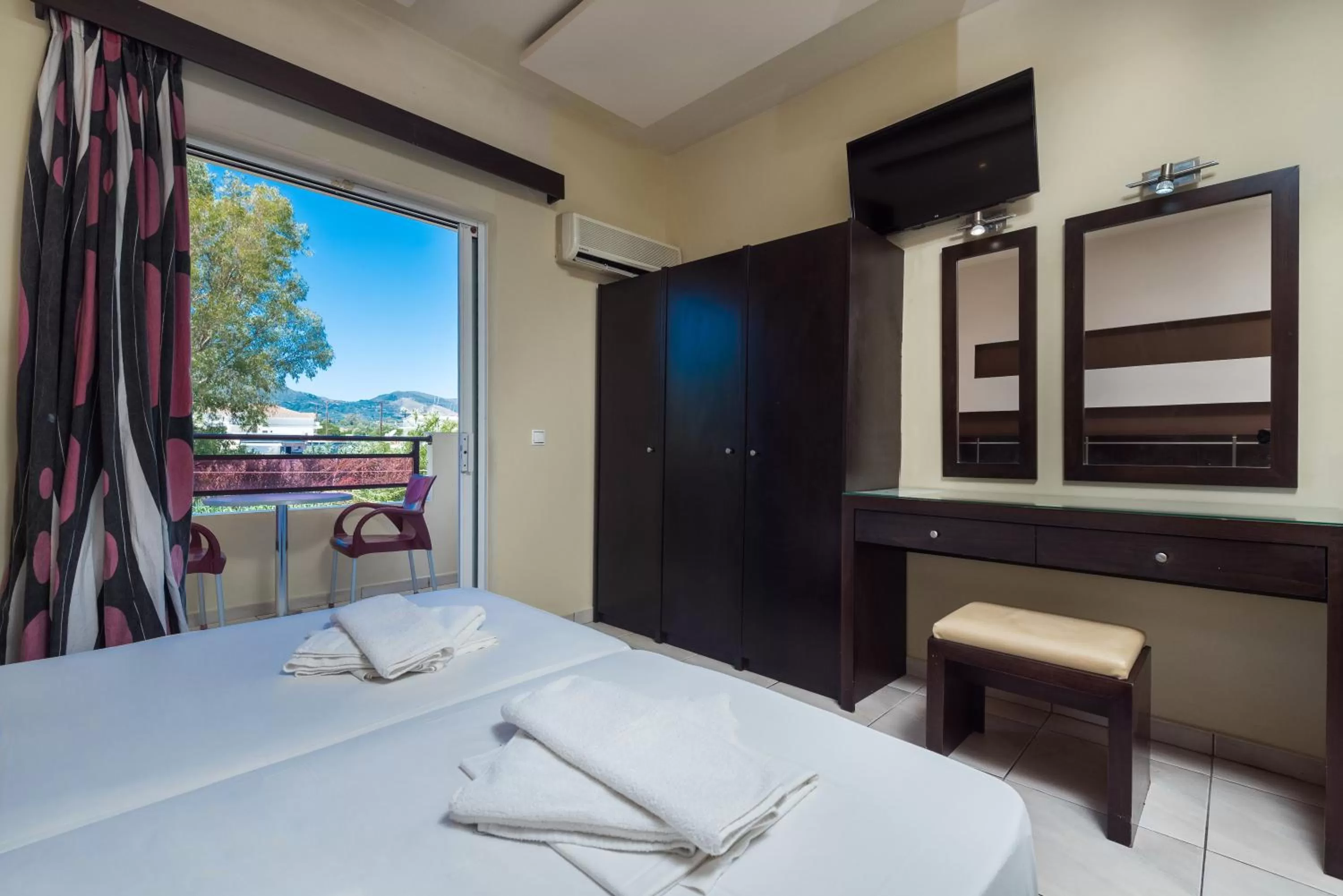 Property building, Bed in Canadian Hotel