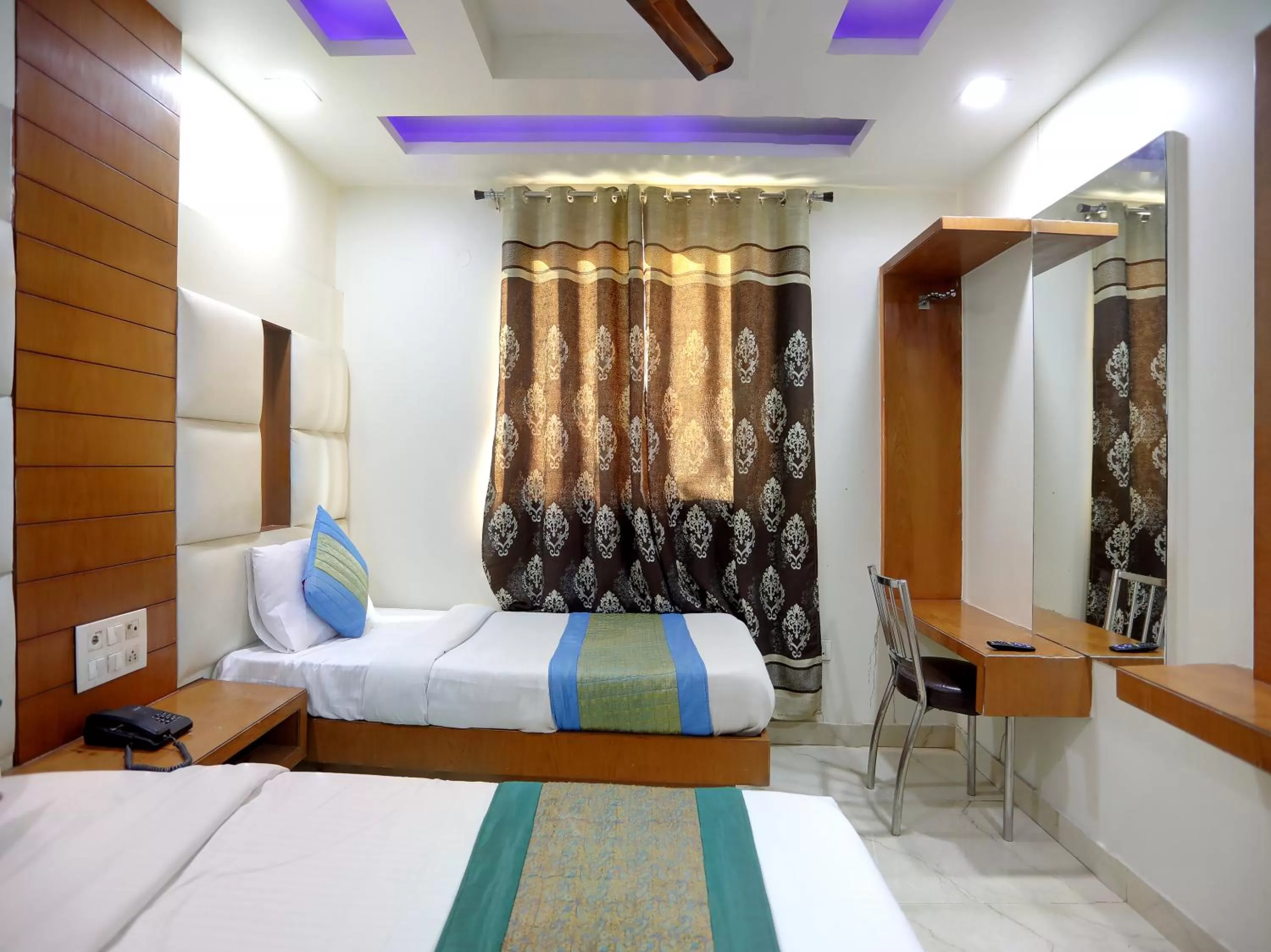 Bedroom, Bed in Tashkent Palace - Walk in from NDLS Station & RK Ashram Metro Station