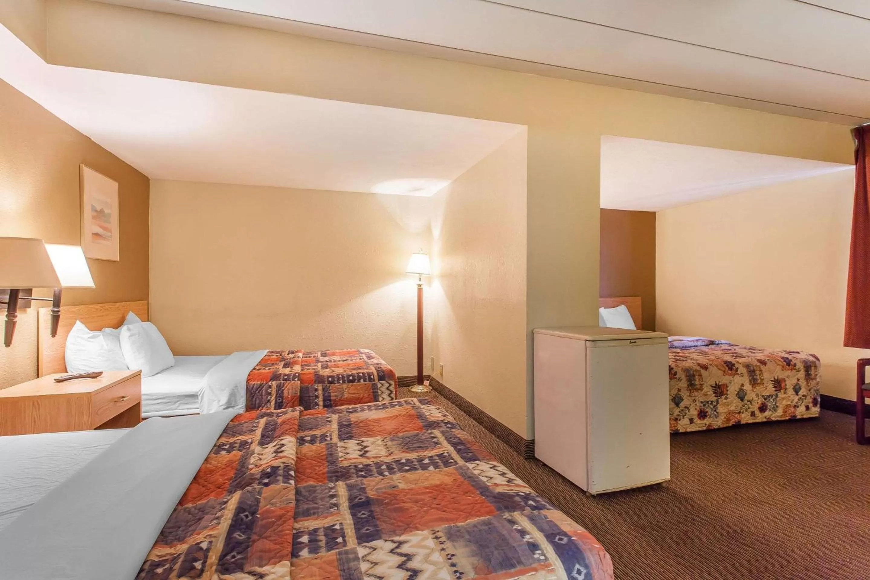 Photo of the whole room, Bed in Rodeway Inn Sandusky North