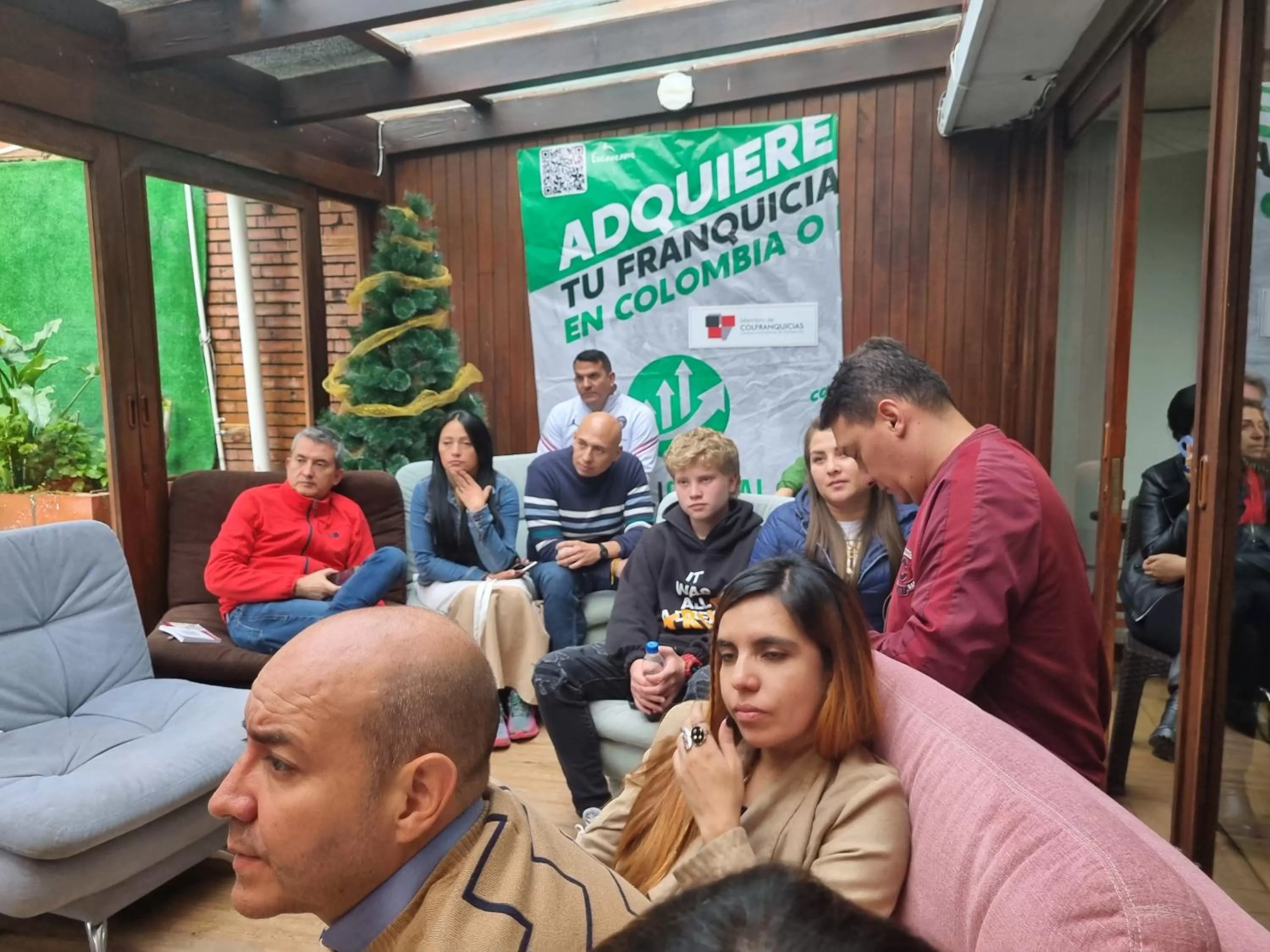 People in acogedor Hostal usaquen la parada del tren