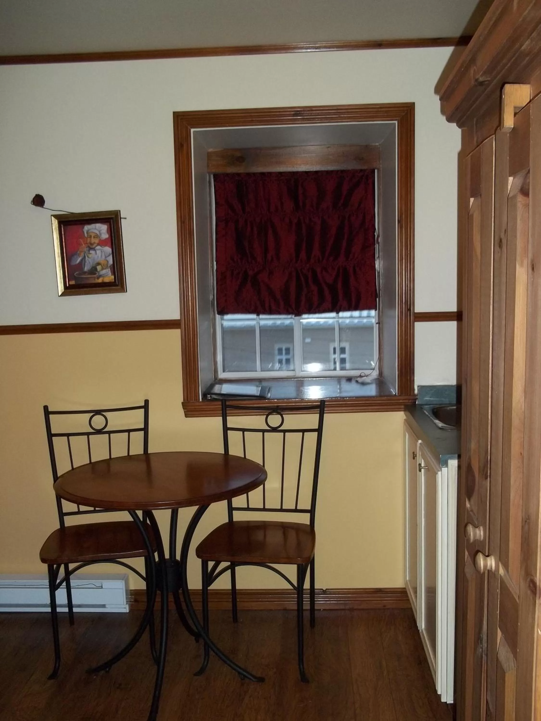 Kitchen or kitchenette in Auberge le St-Gab