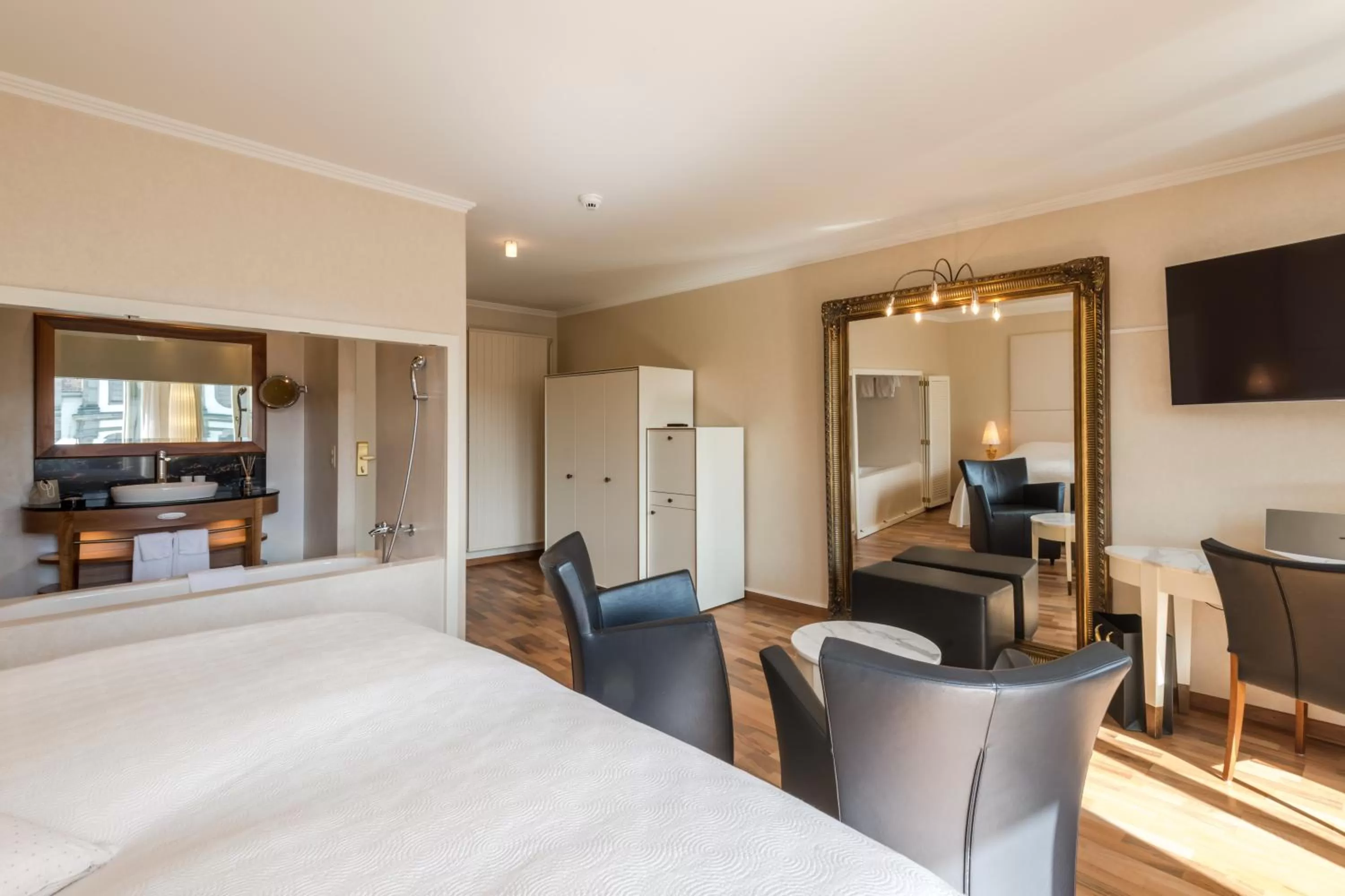 Photo of the whole room, Bed in Hotel des Balances