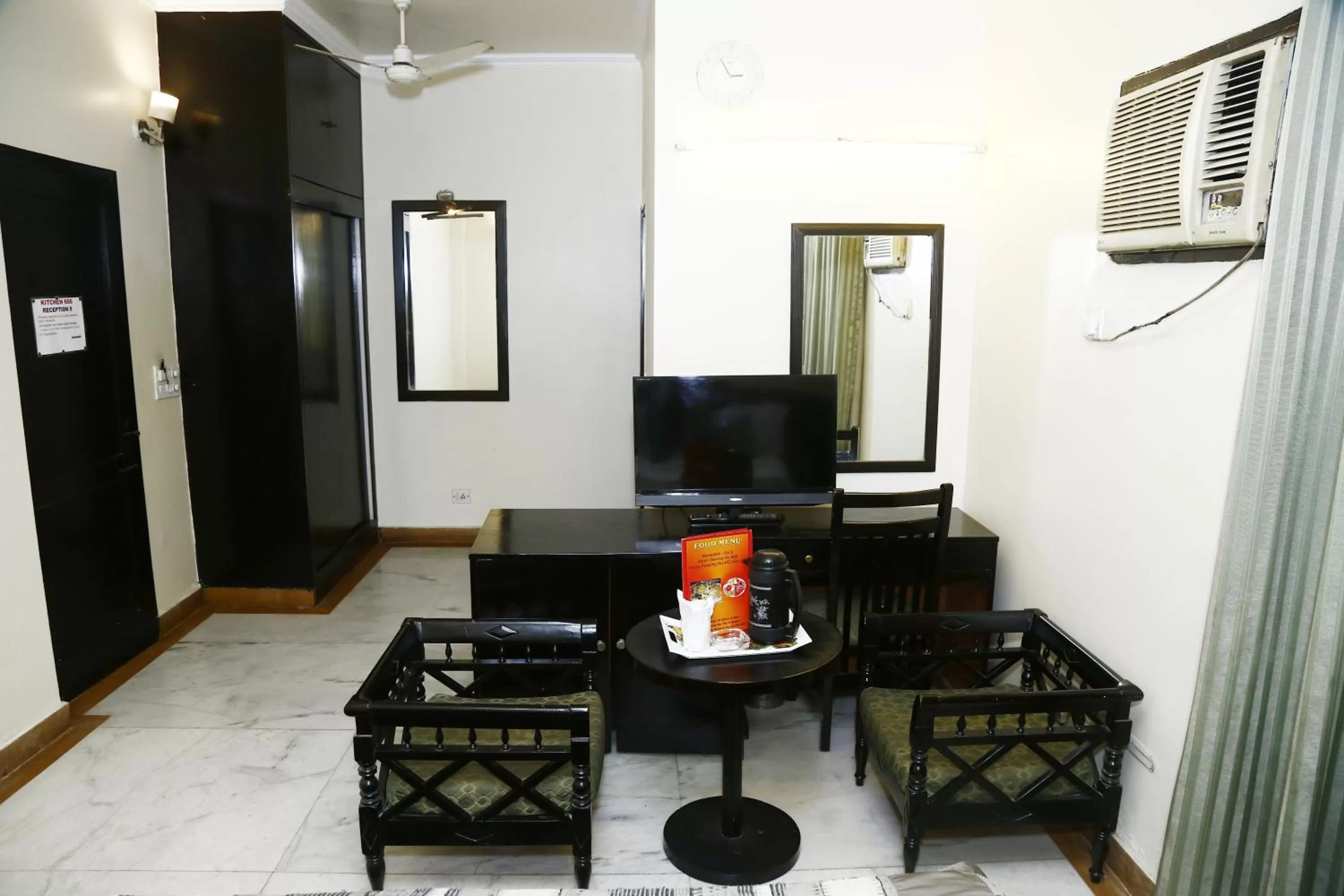 Dining area, TV/Entertainment Center in Hotel City Centre Inn - Nizamuddin Railway Station
