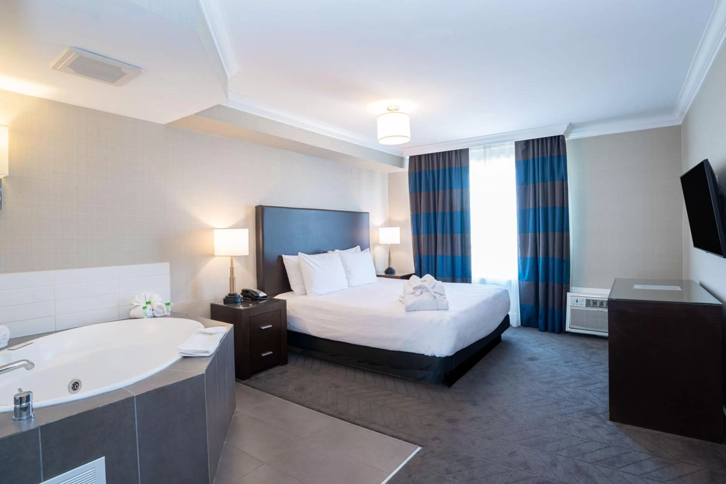 Photo of the whole room, Bed in Sandman Hotel Oakville