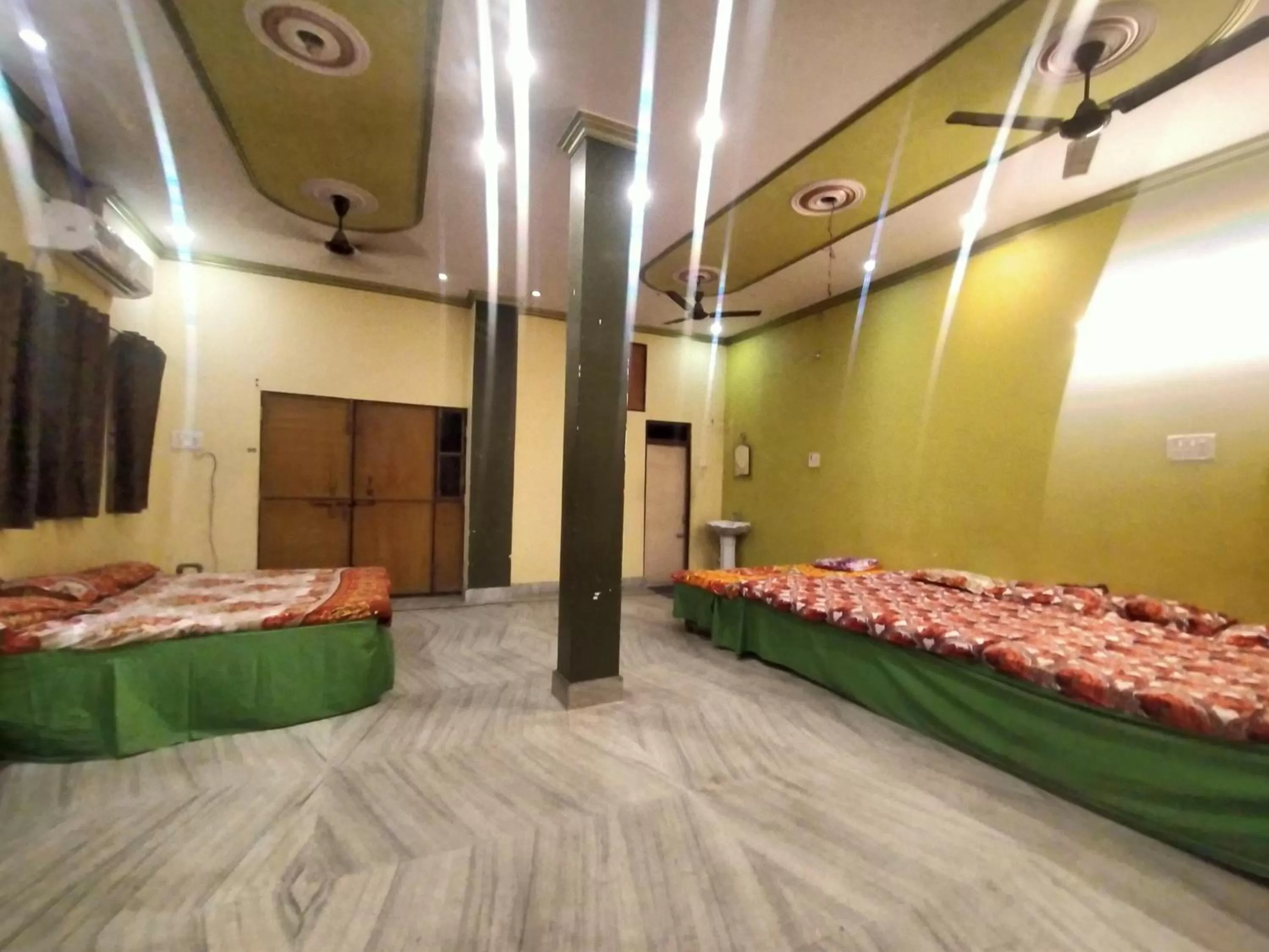 Bed in Hotel Aakash Ganga