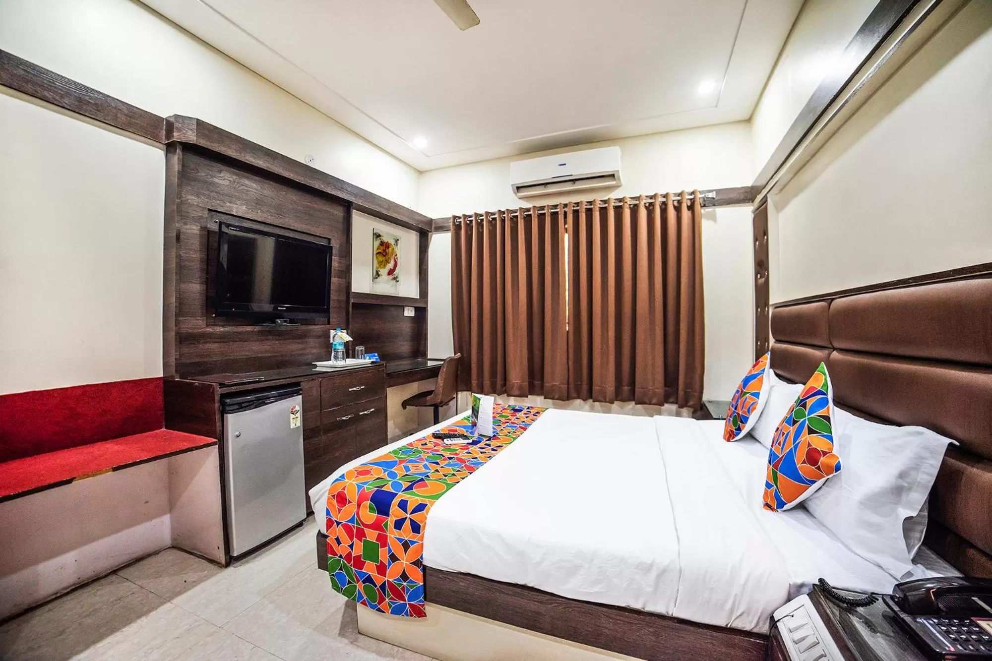 Bedroom, Bed in FabHotel Santoor Geeta Bhawan Square