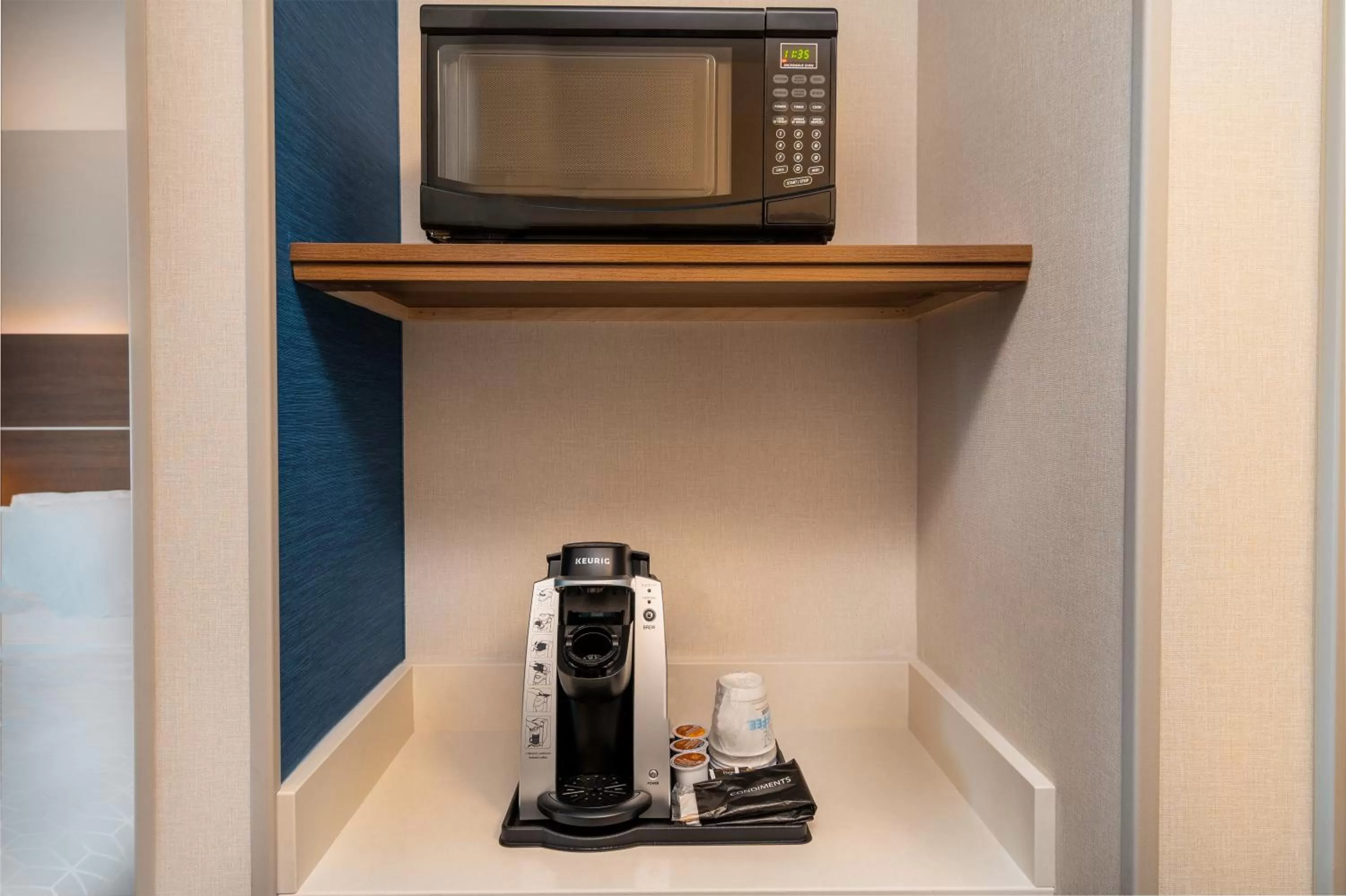 King Room with Tub - Mobility Accessible/Non-Smoking in Holiday Inn Express & Suites - Las Vegas - E Tropicana, an IHG Hotel