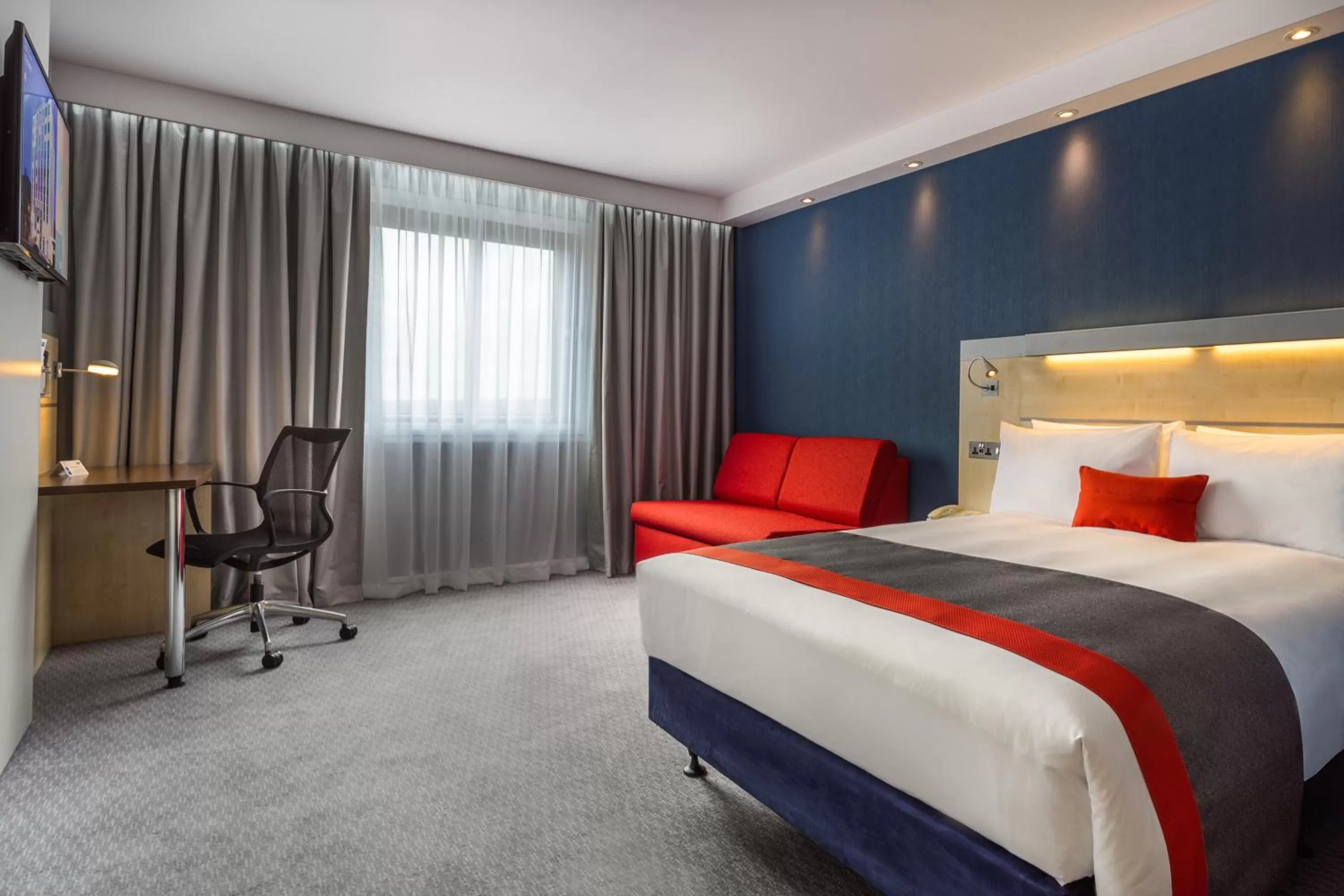Photo of the whole room, Bed in Holiday Inn Express London - Watford Junction by IHG